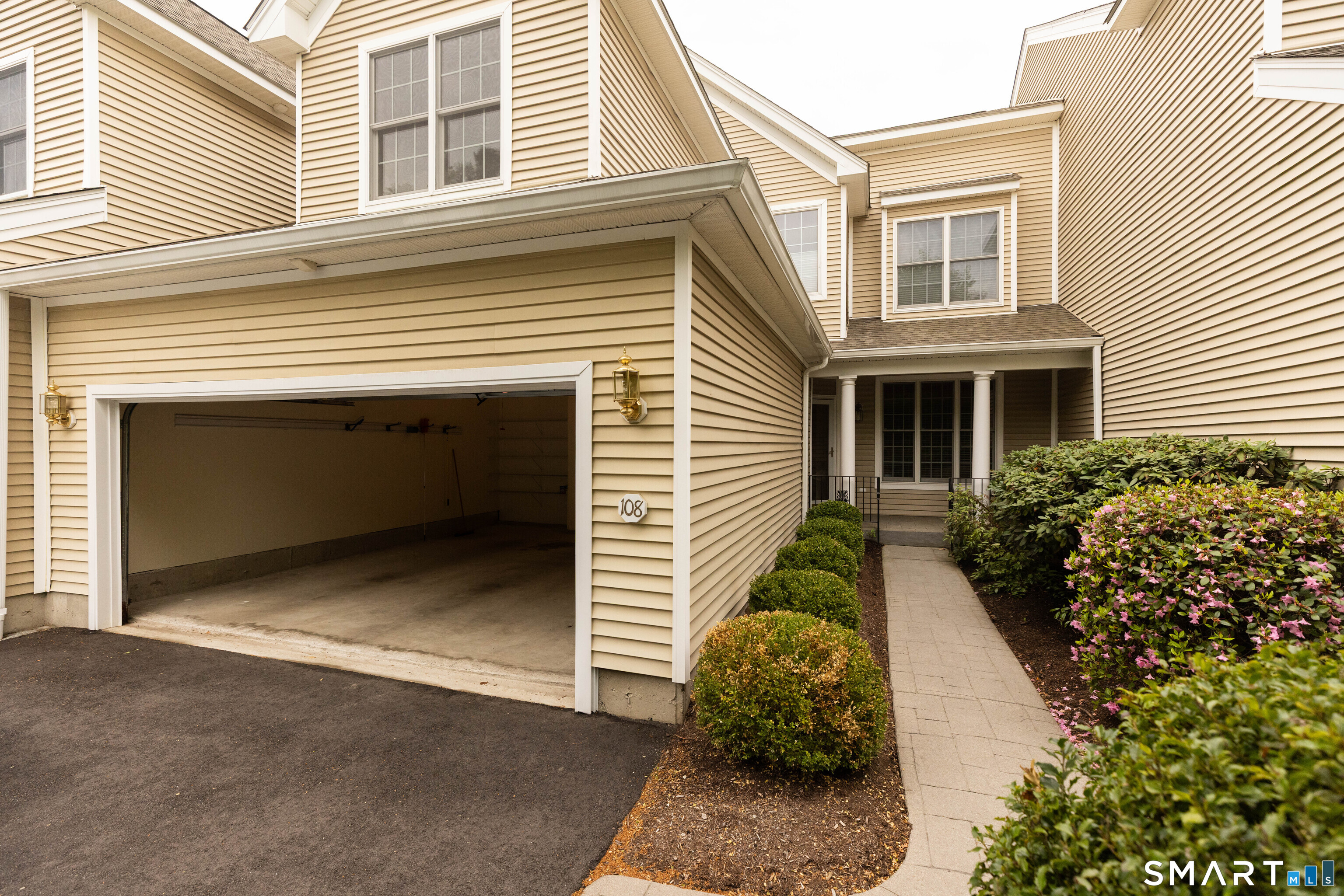 108 Imperial 108 Court Property Photo 2