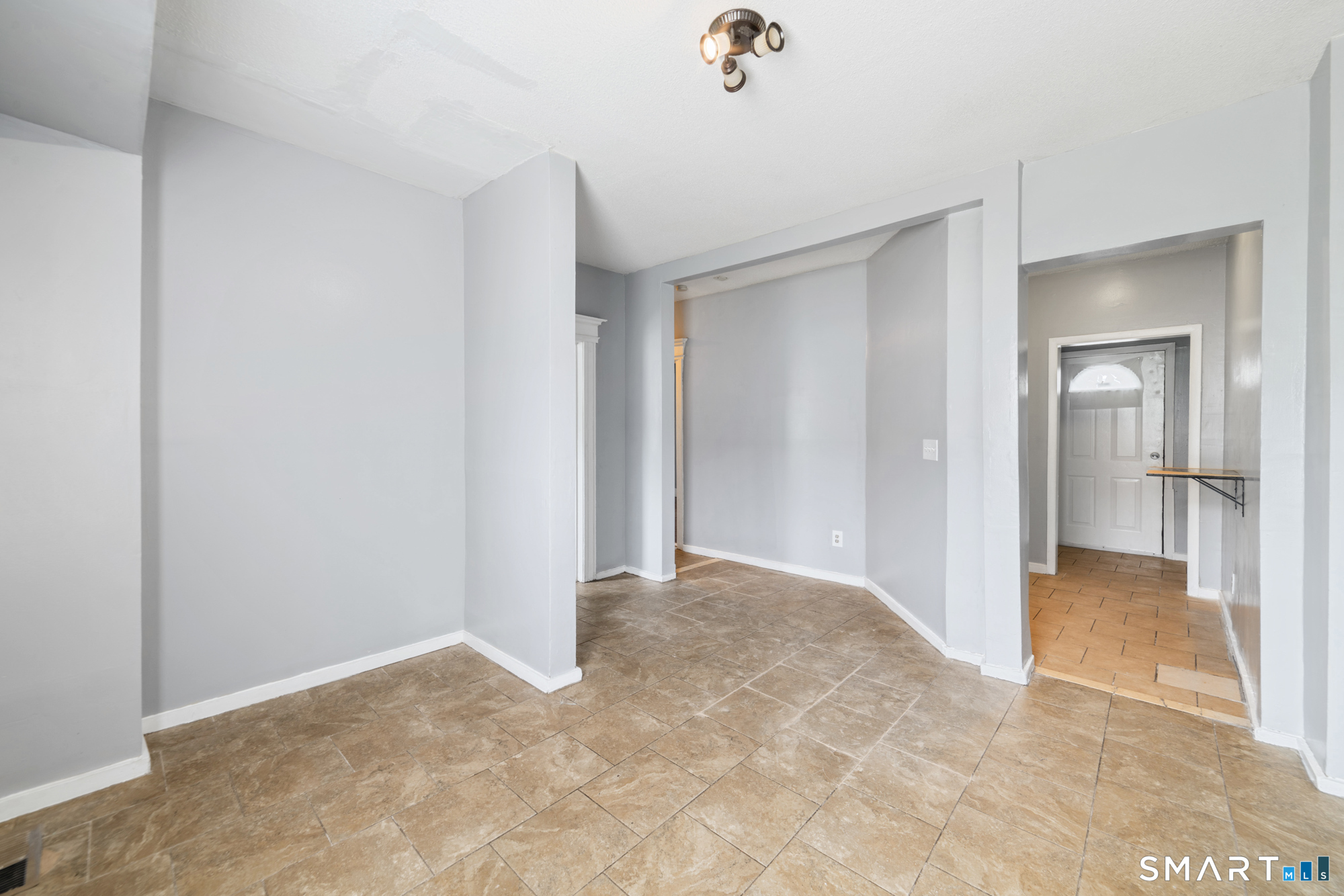 705 Dixwell 1r Avenue Property Photo 7