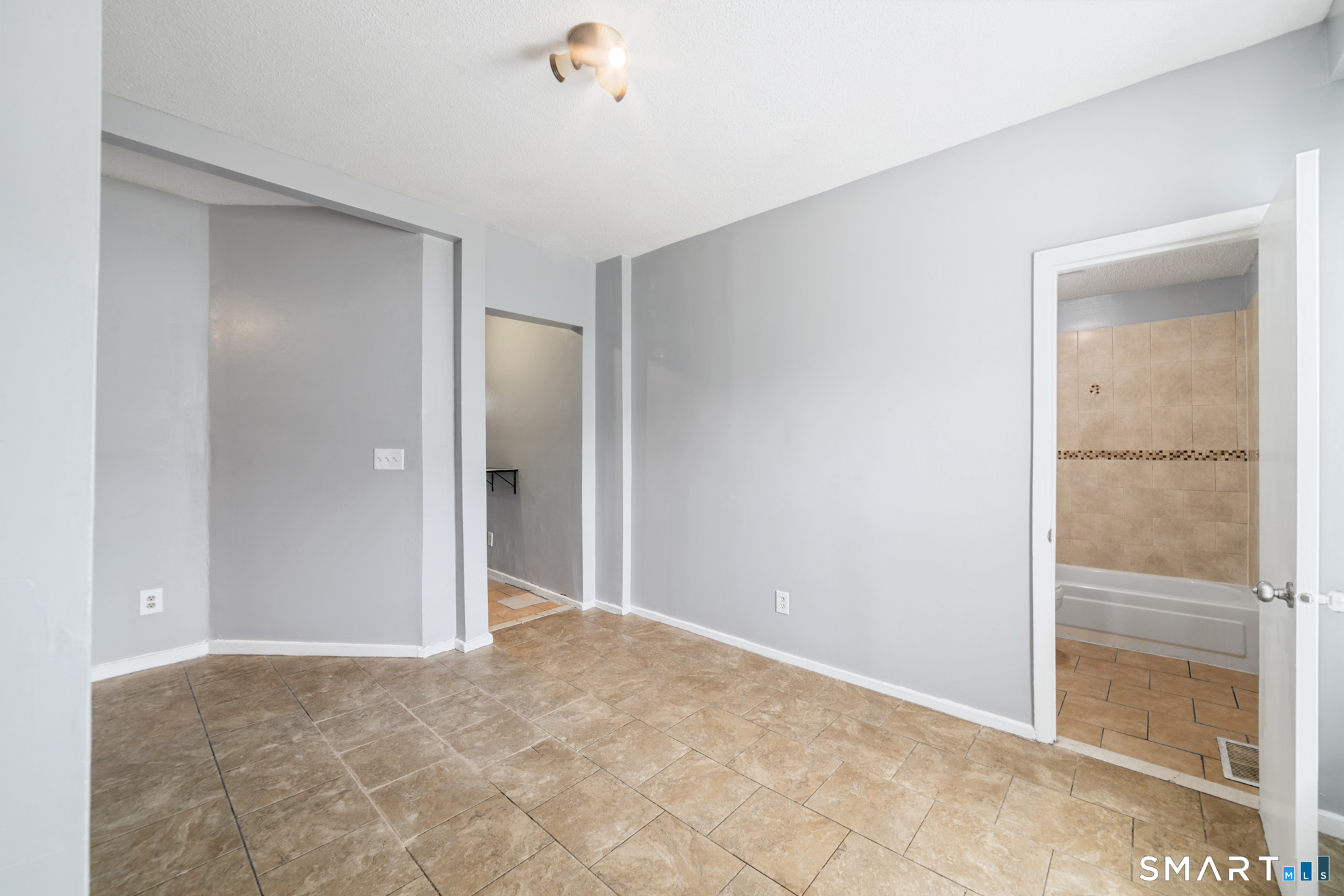 705 Dixwell 1r Avenue Property Photo 8