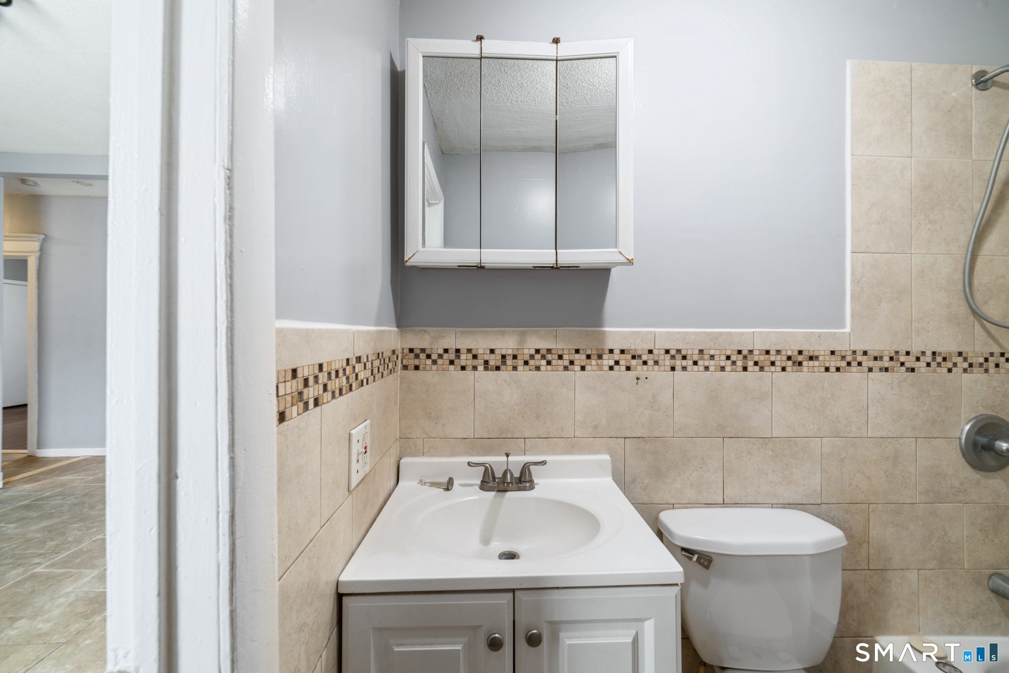 705 Dixwell 1r Avenue Property Photo 11