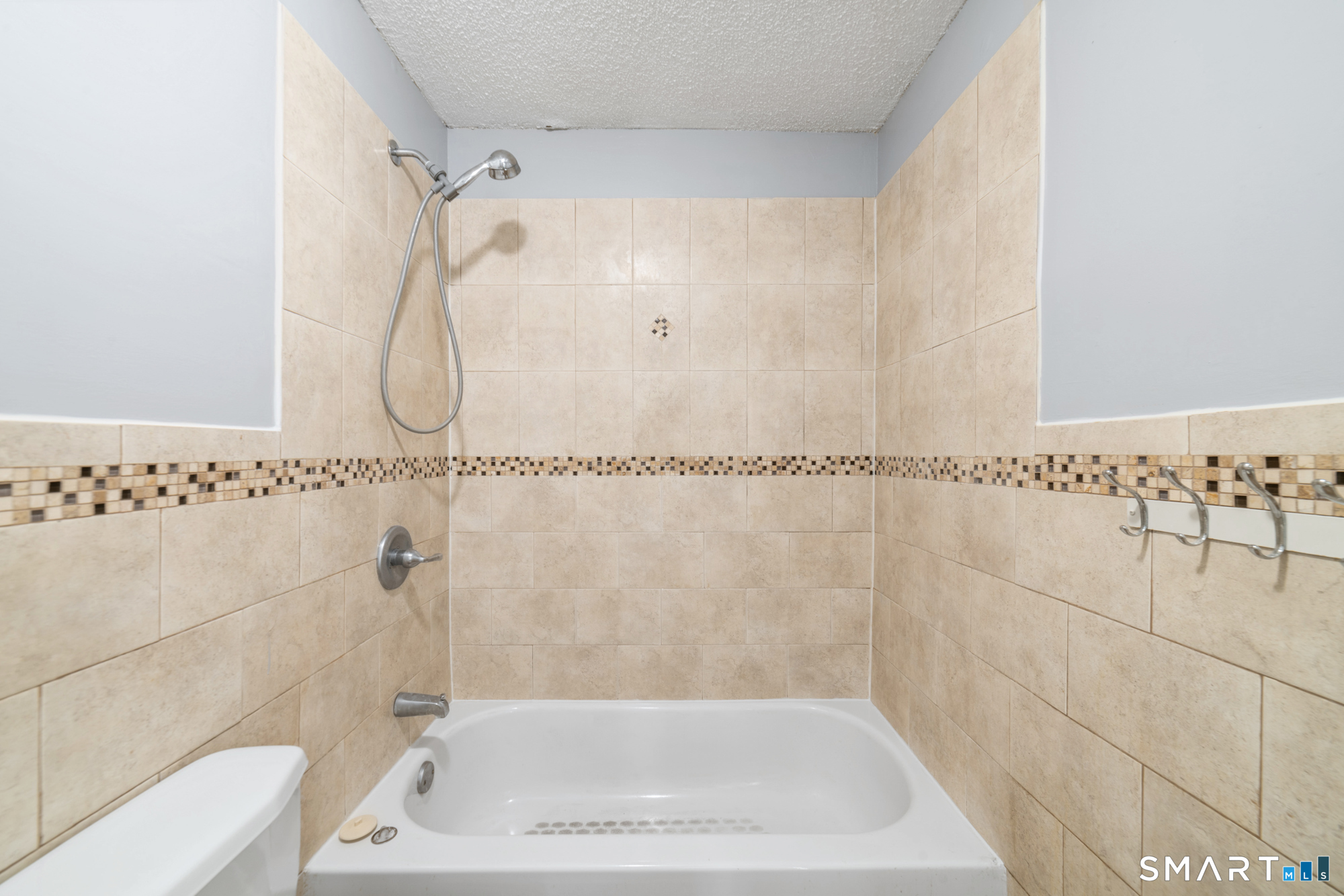 705 Dixwell 1r Avenue Property Photo 12