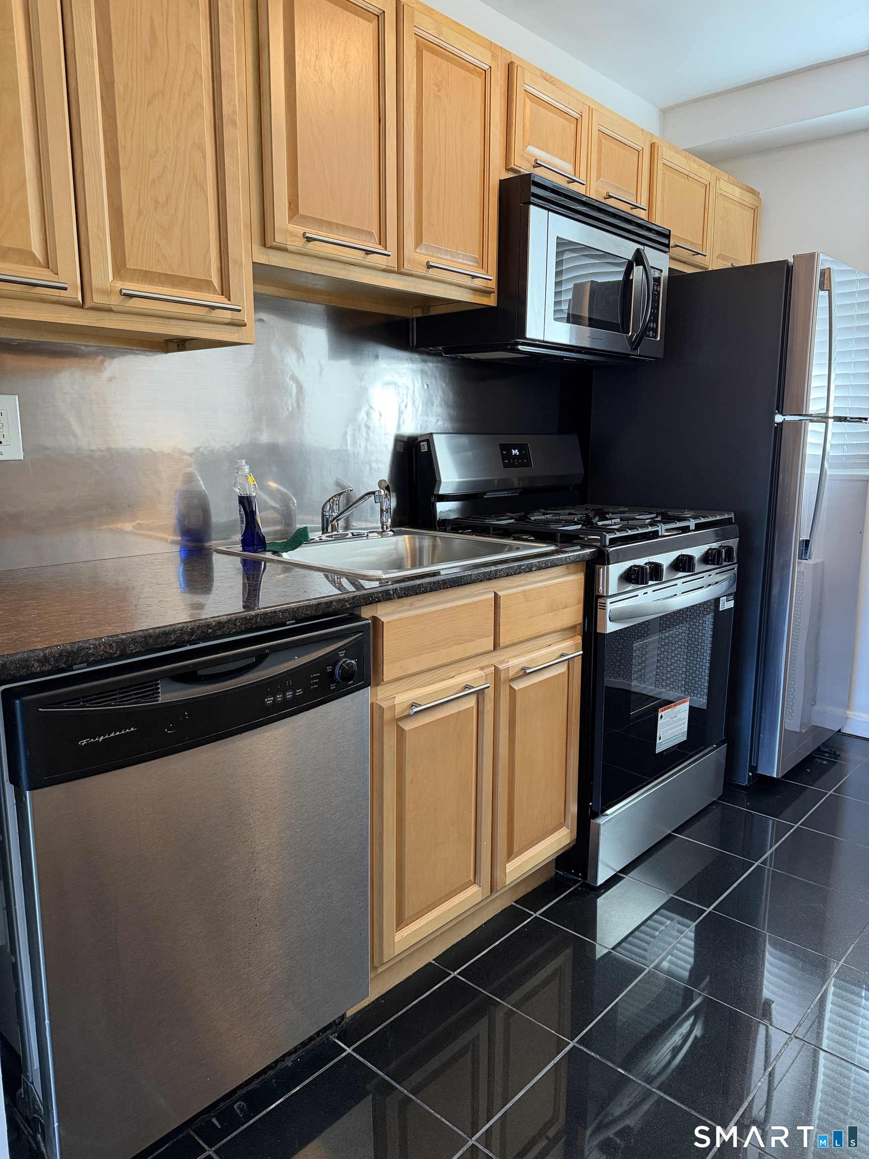91 Strawberry Hill 425 Avenue Property Photo 4