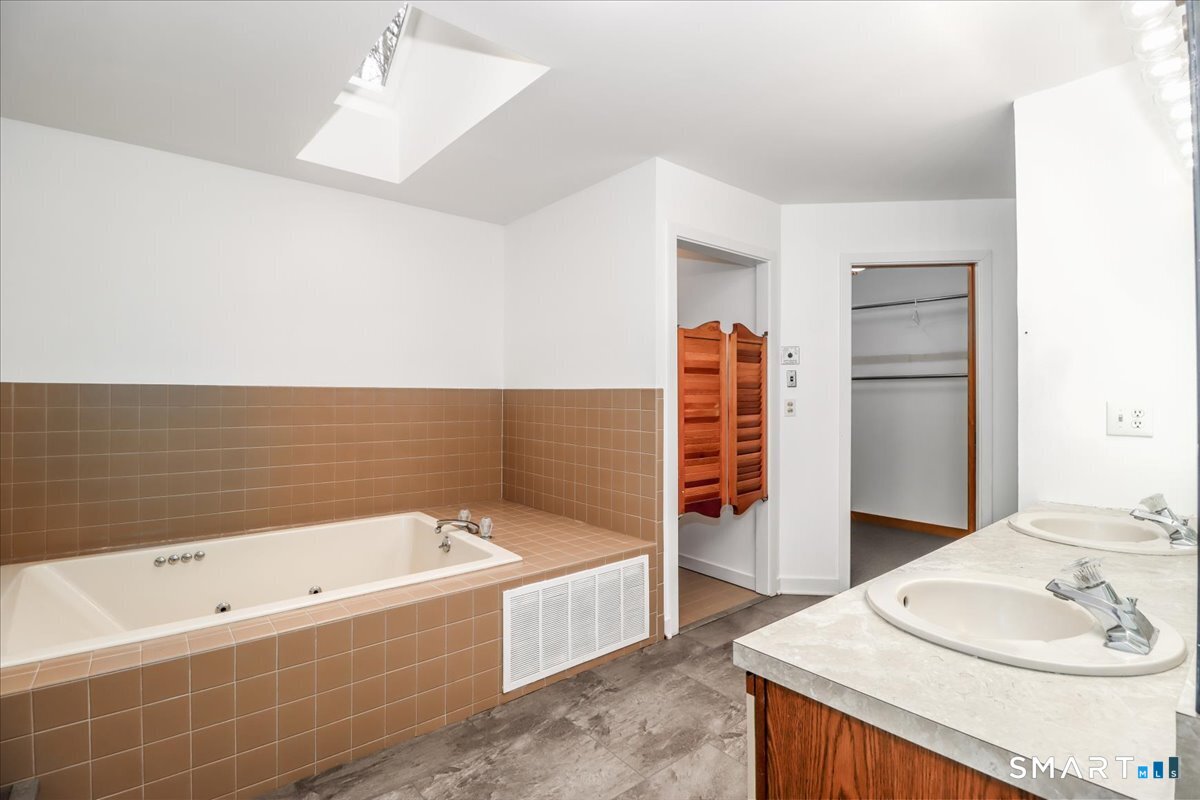 8 Pebble Lane Property Photo 18