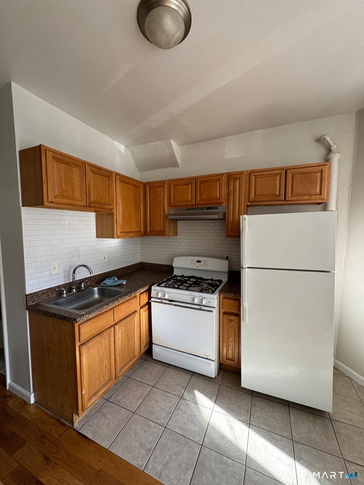 1873 Stratford Avenue Property Photo 1
