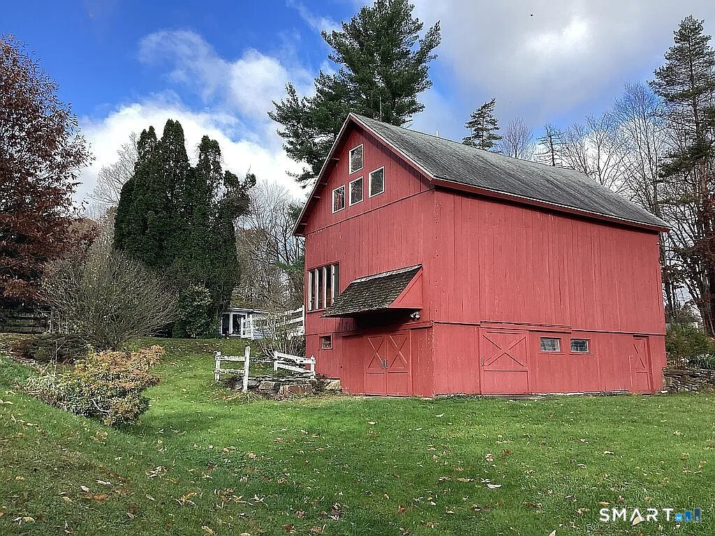 2581 Litchfield Road Property Photo 2