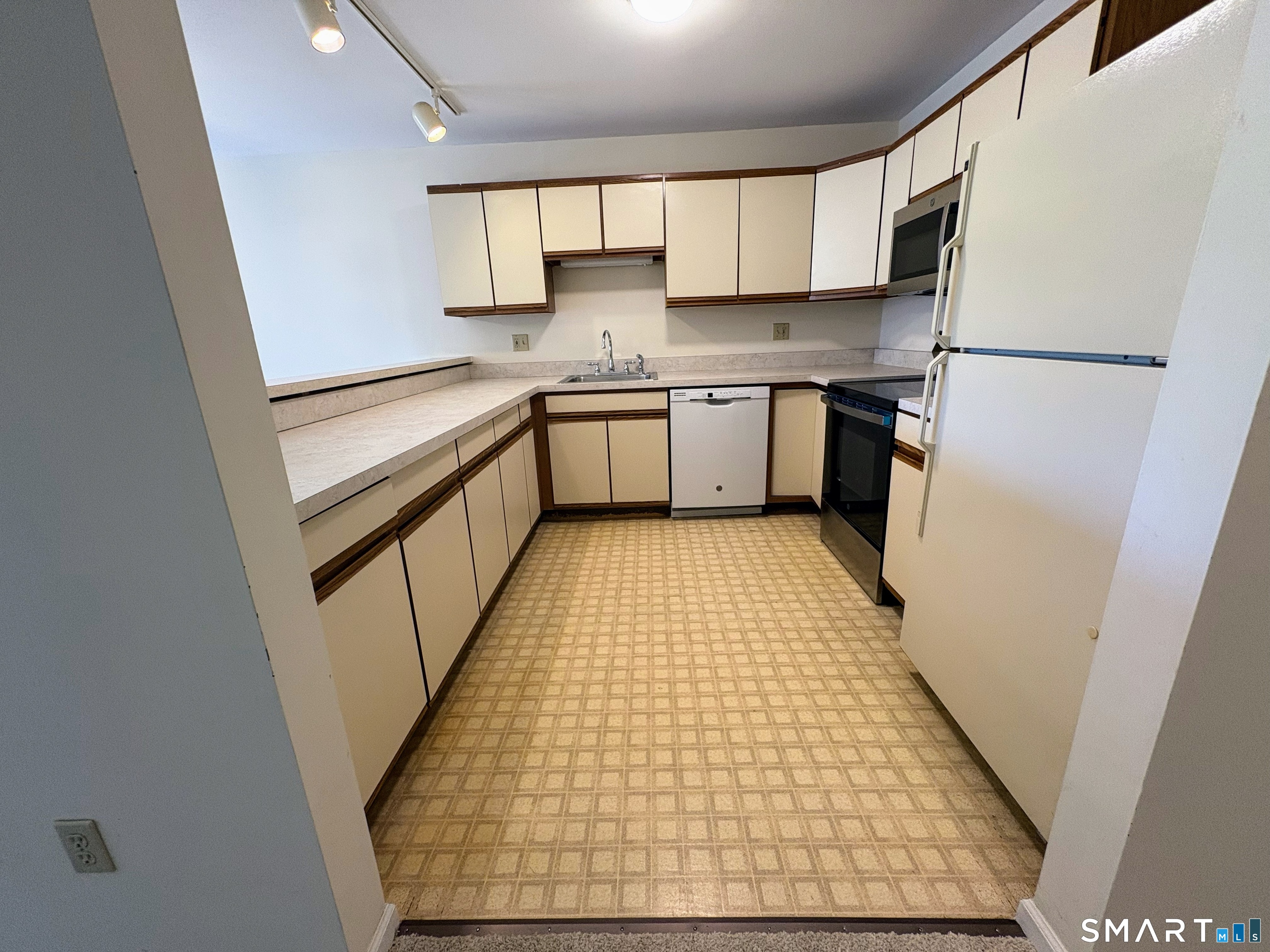 136 Deer Hill 205 Avenue Property Photo 9