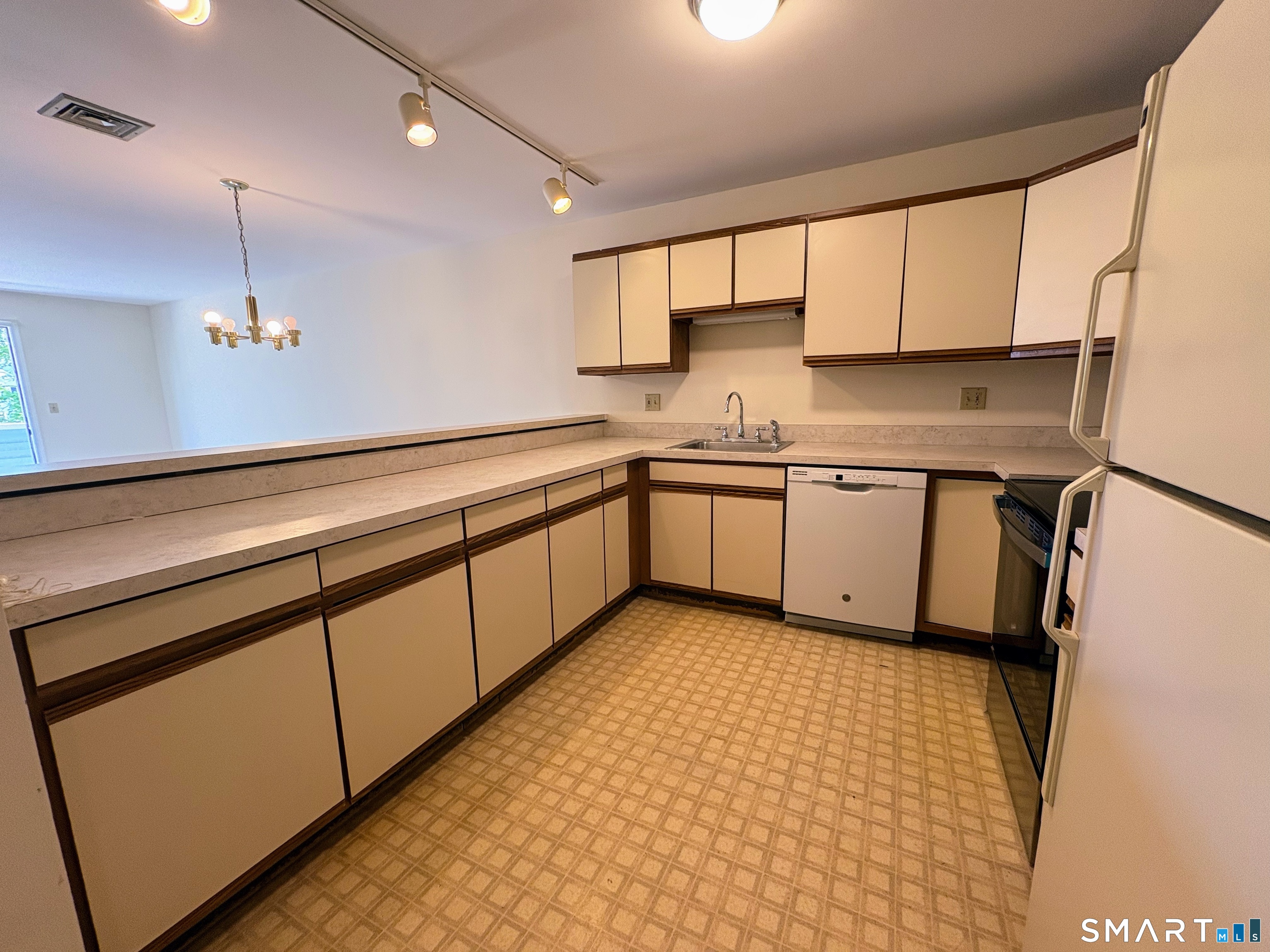 136 Deer Hill 205 Avenue Property Photo 13