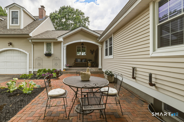 571 Woodland Street Property Photo 6