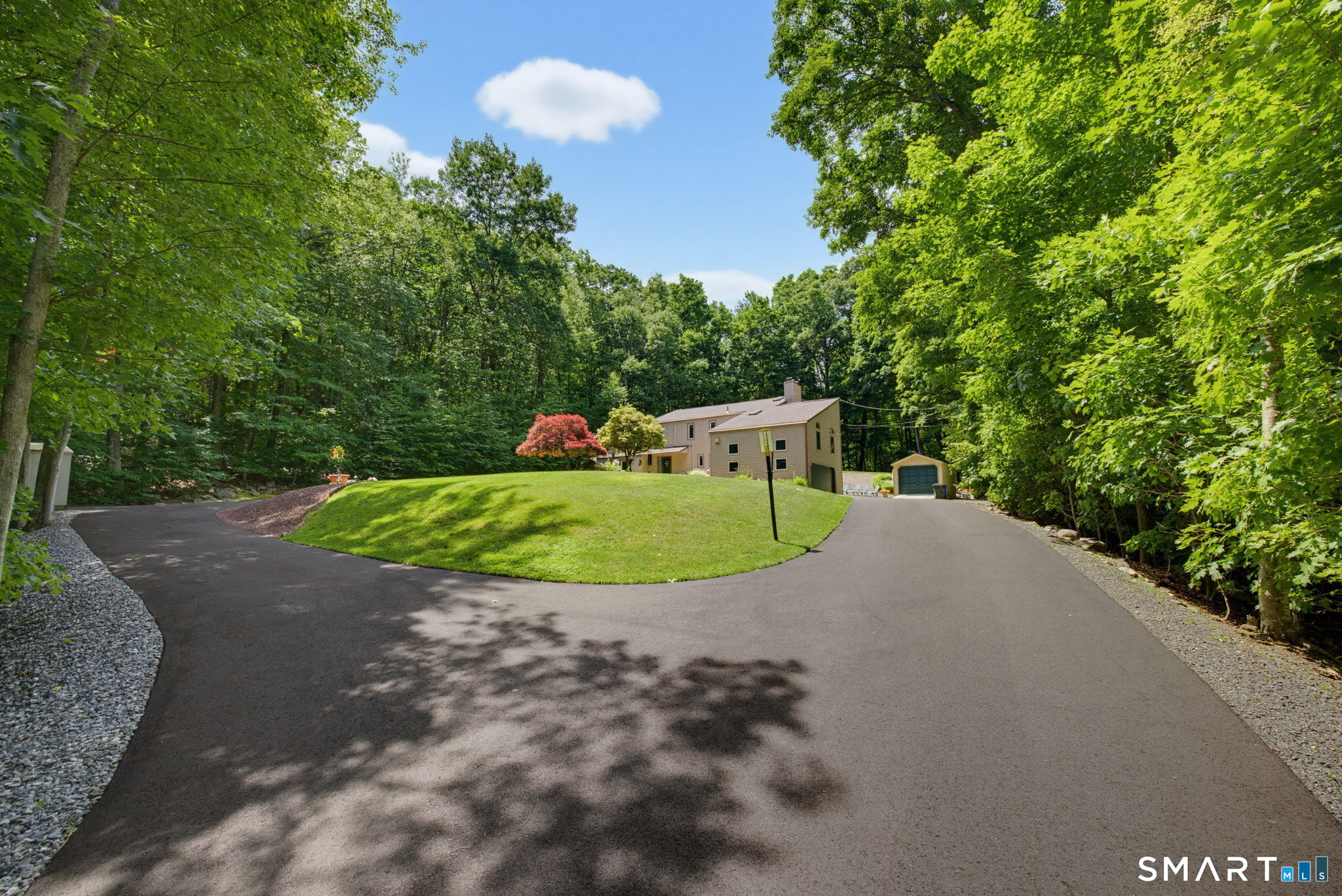 70 Pine Hollow Drive Property Photo 6