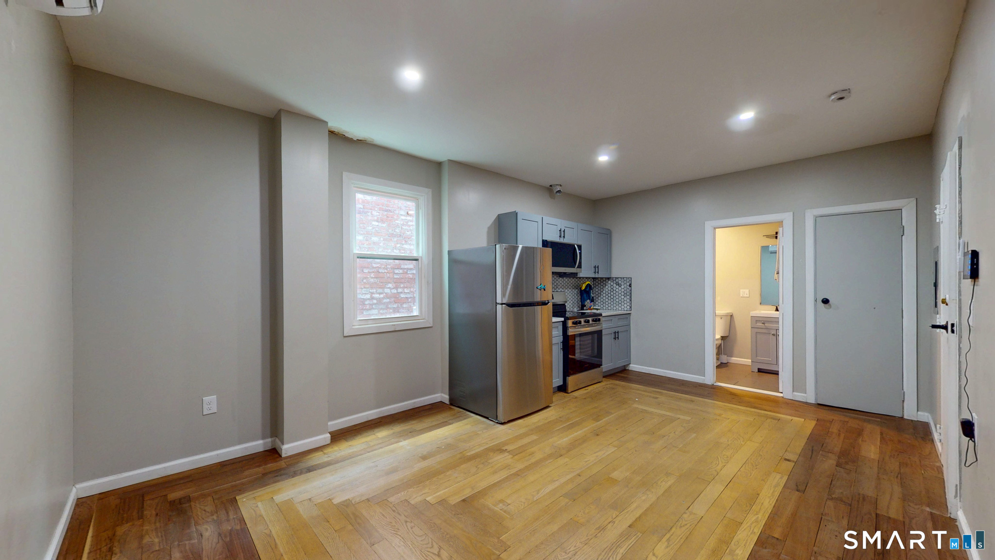 140 Grand Street Property Photo 4