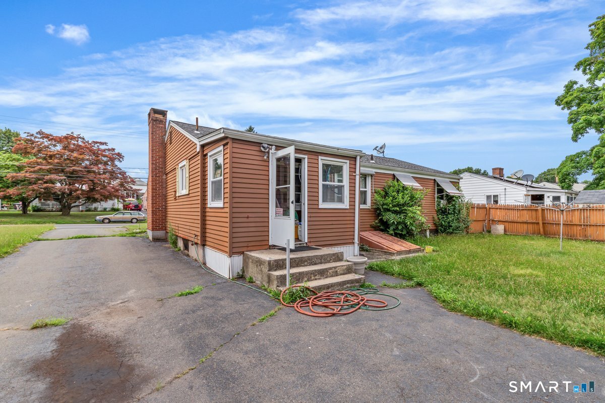 2049 Corbin Avenue Property Photo 6