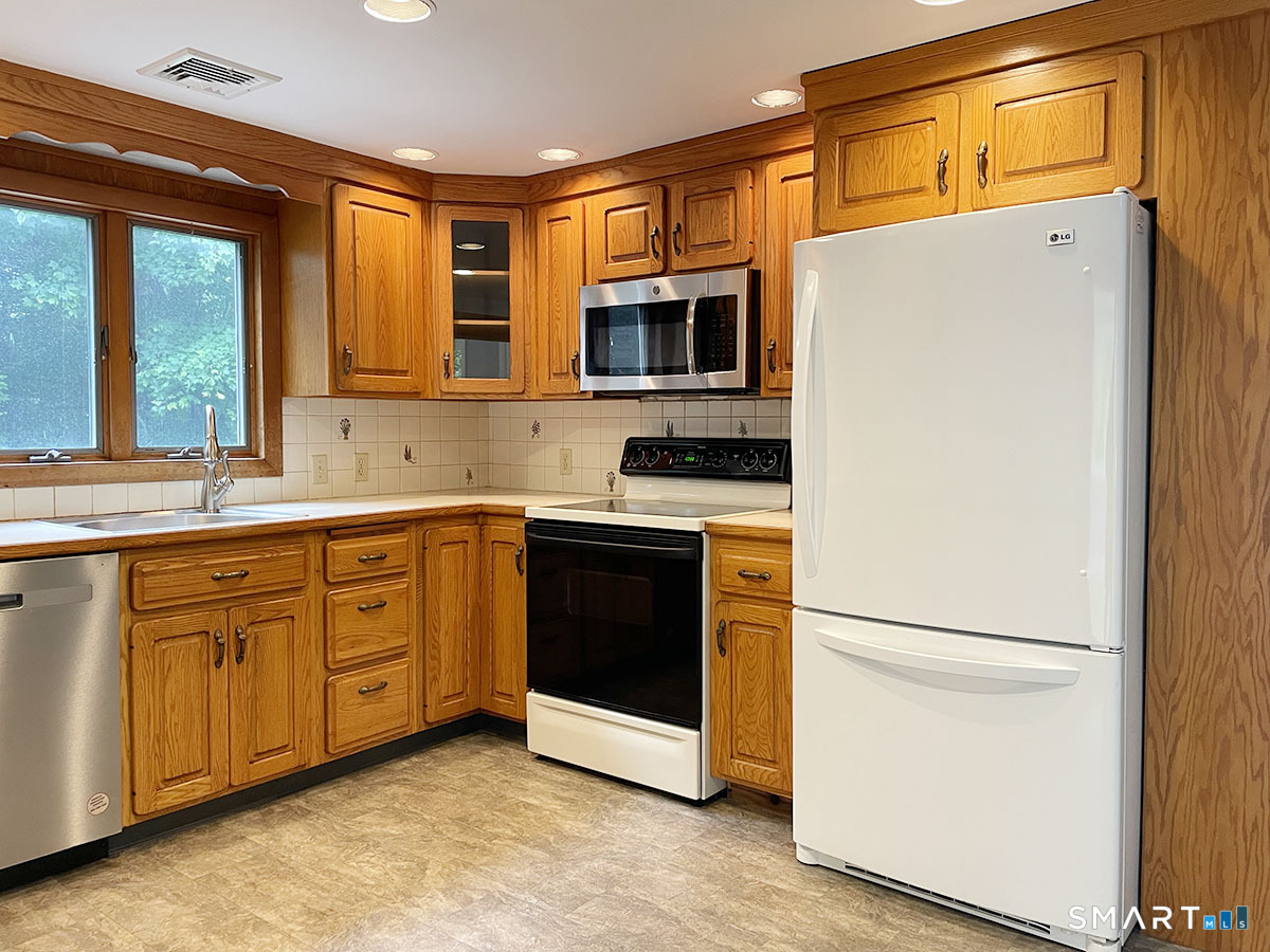 6 Colonial Drive Property Photo 5