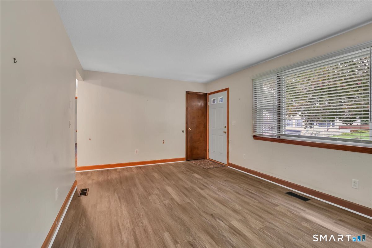 84 Fairlawn Avenue Property Photo 4