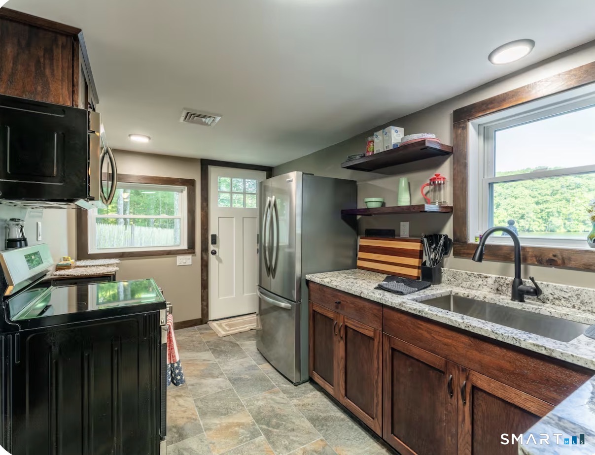 37 Sheldon Circle Property Photo 6