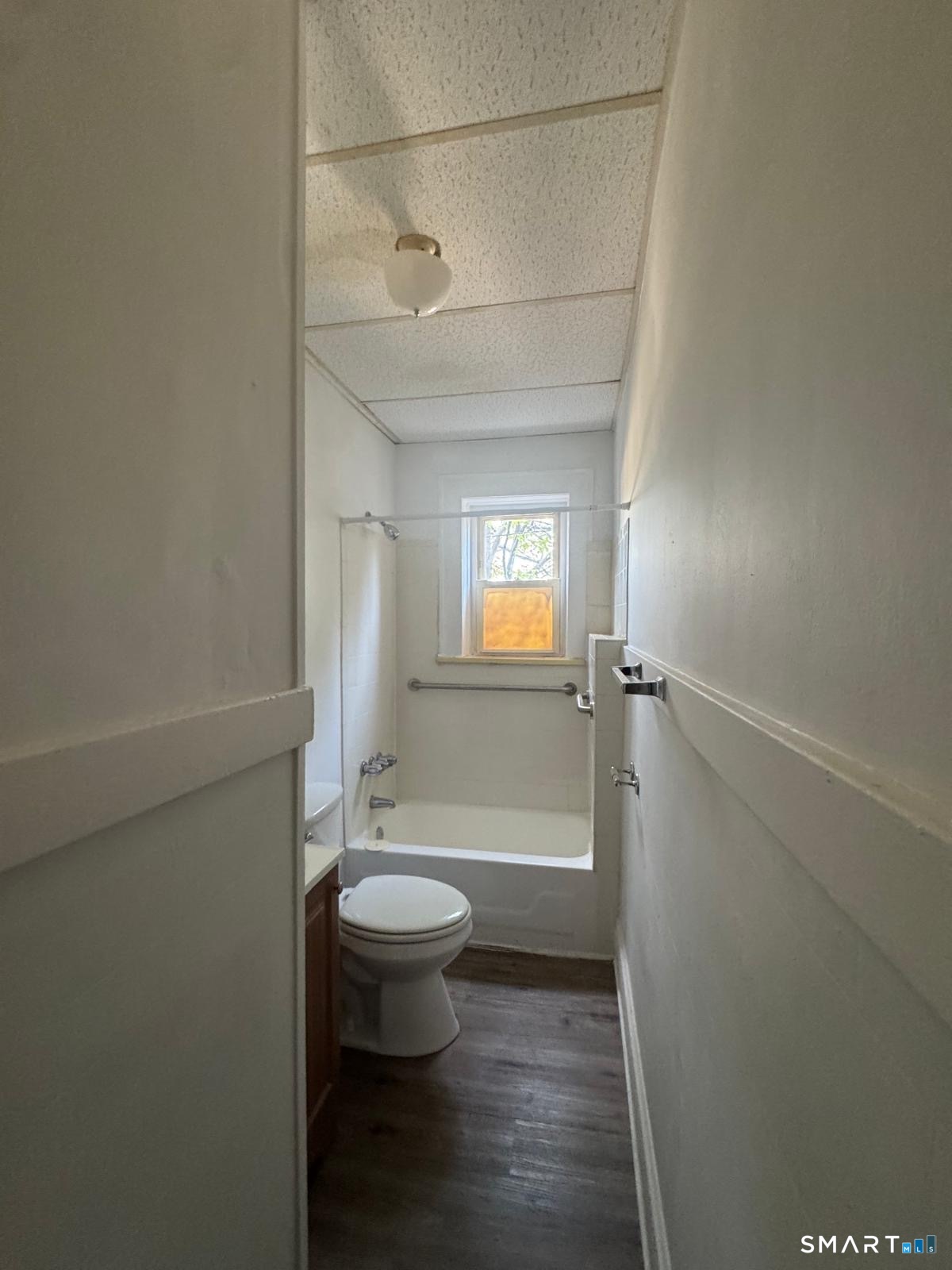 404 Charles 1 Street Property Photo 3