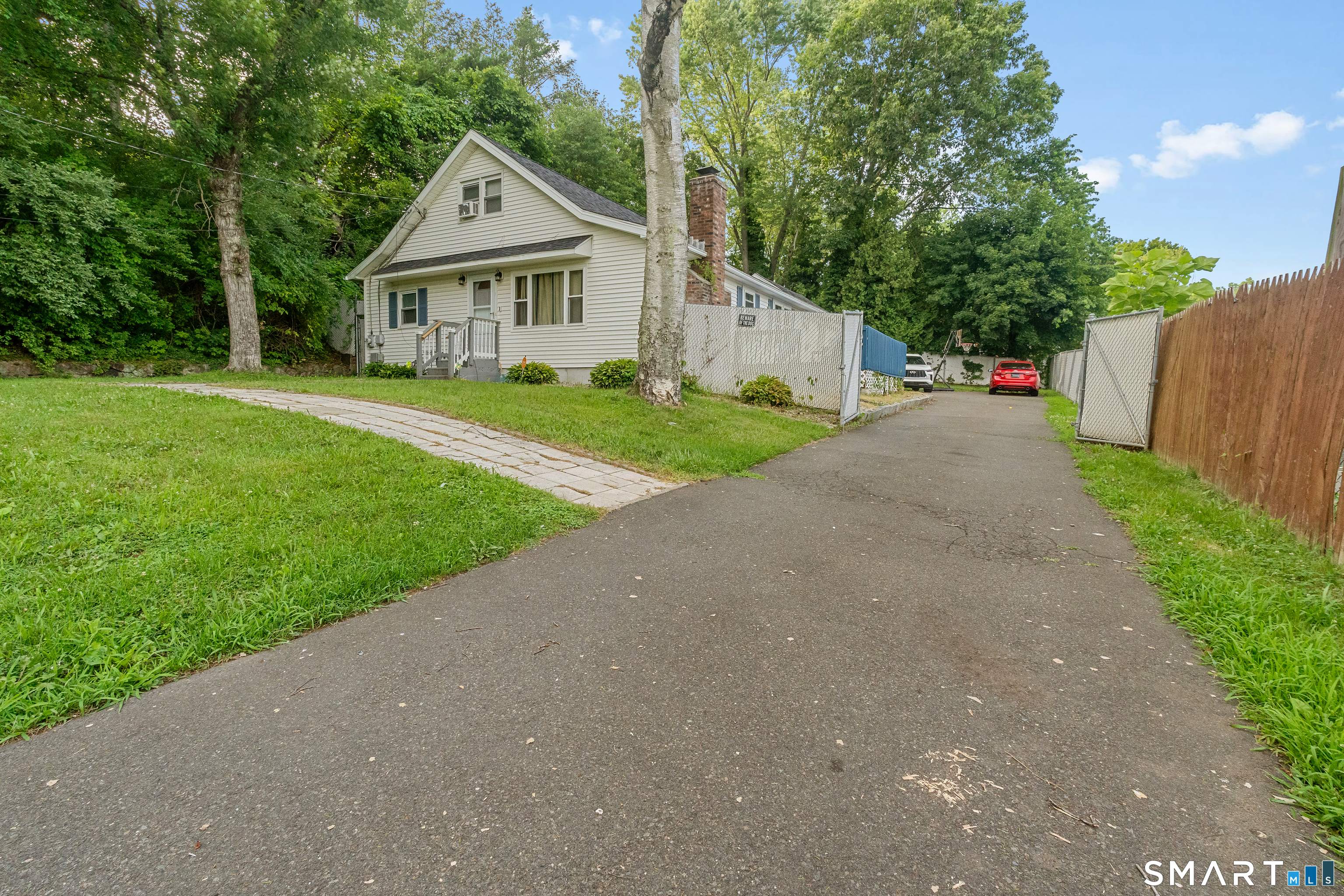 683 Woodin Street Property Photo 2