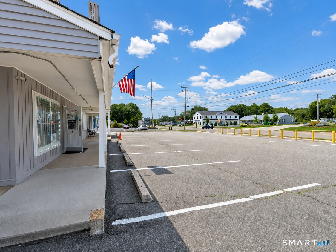 880 Boston Post Road Property Photo 4