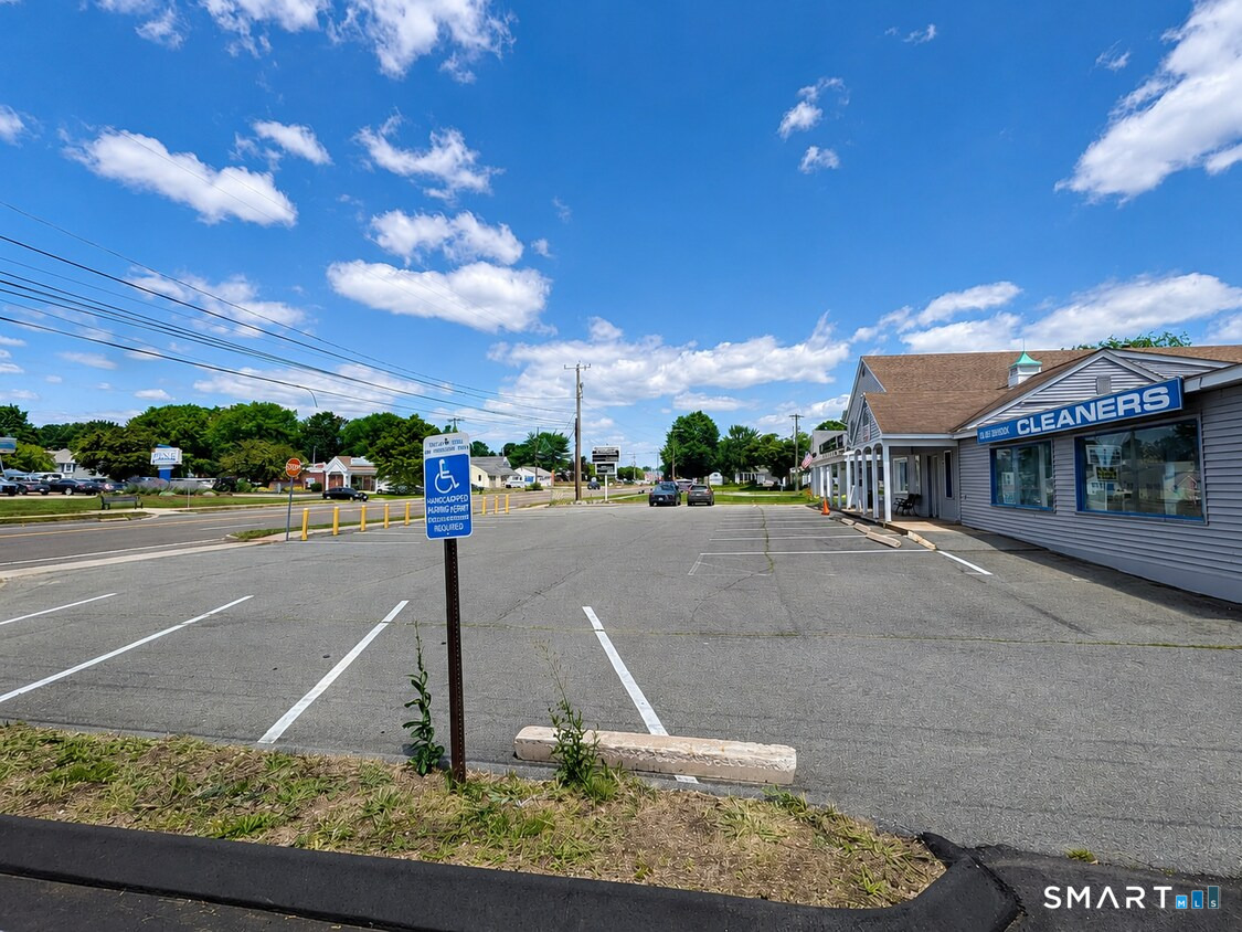 880 Boston Post Road Property Photo 9
