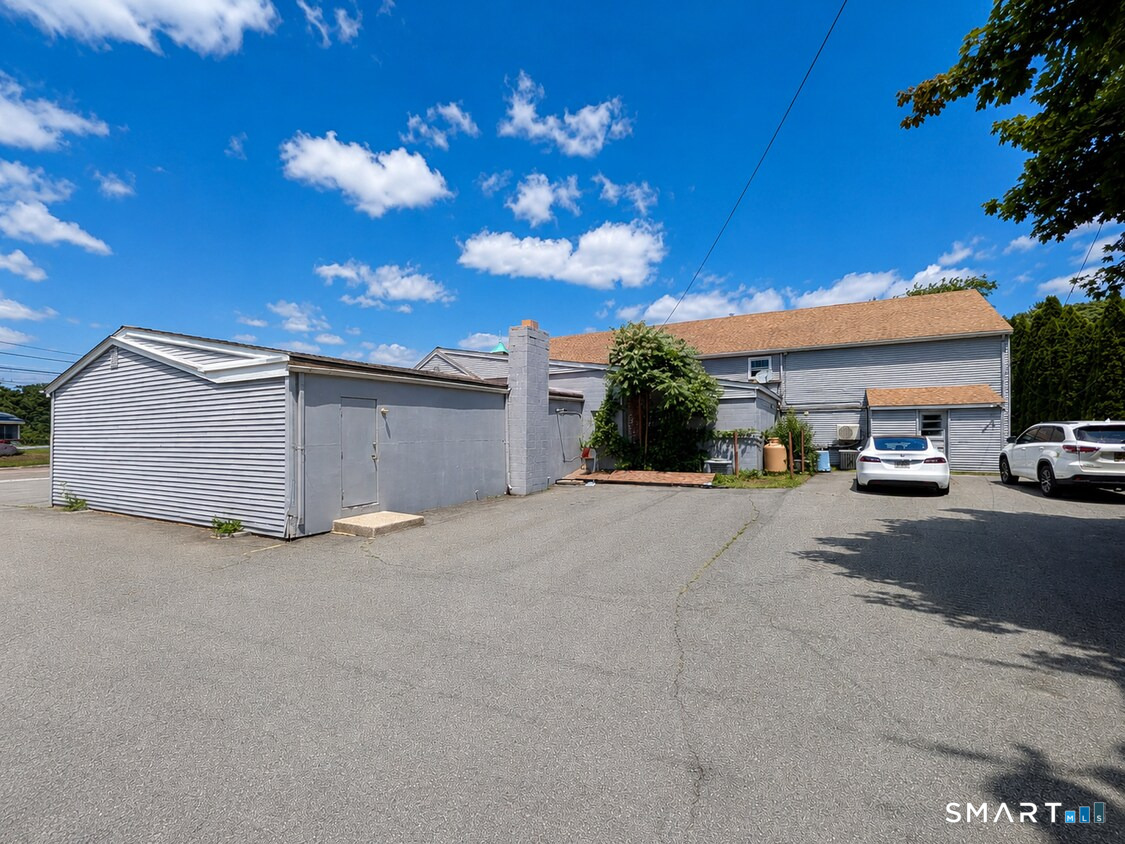 880 Boston Post Road Property Photo 10