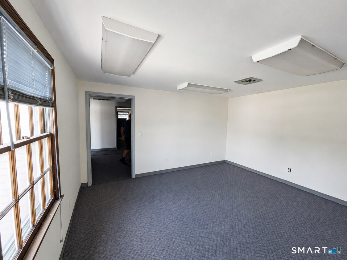 880 Boston Post Road Property Photo 18