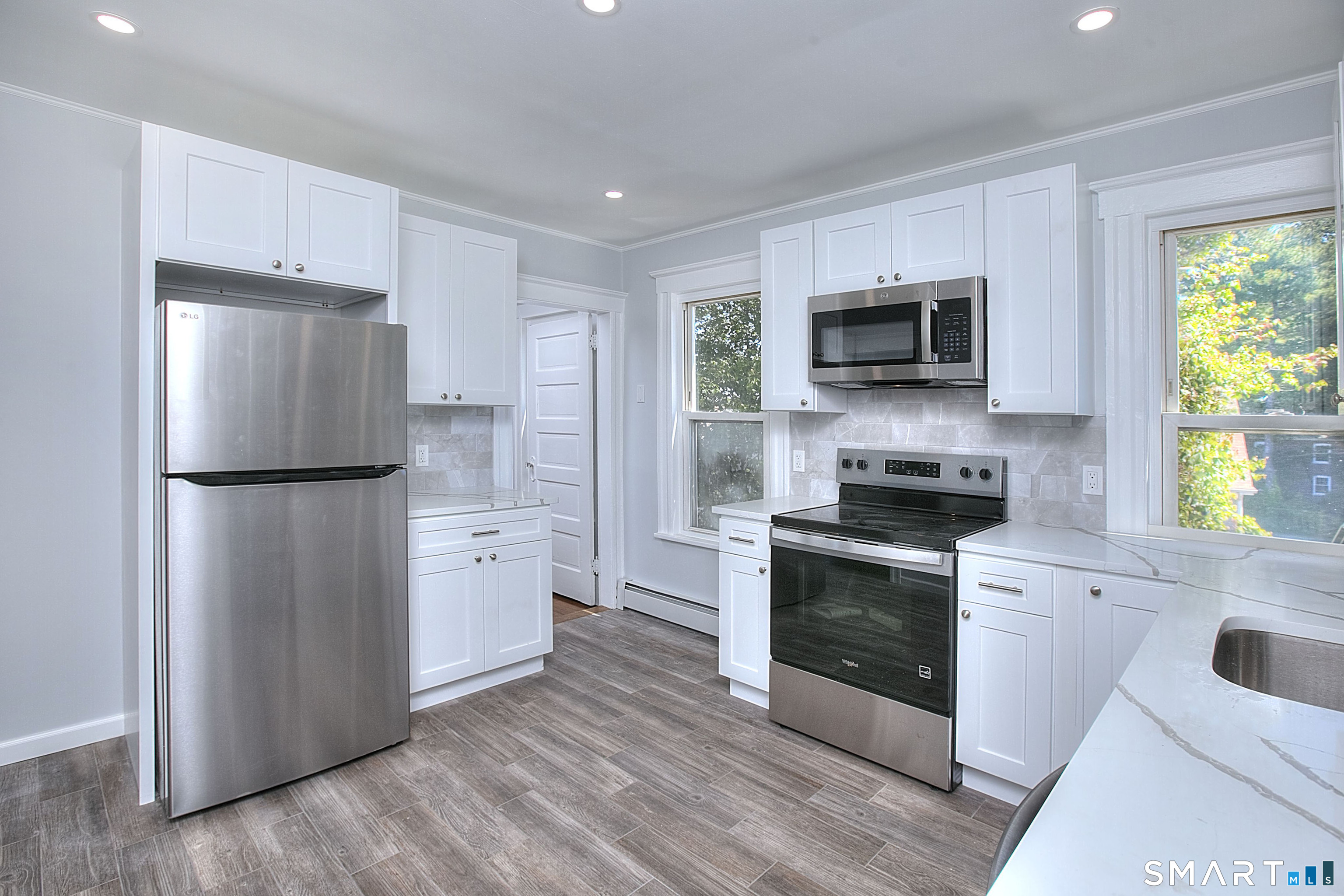 2029 Kings 2nd Floor Highway Property Photo 6