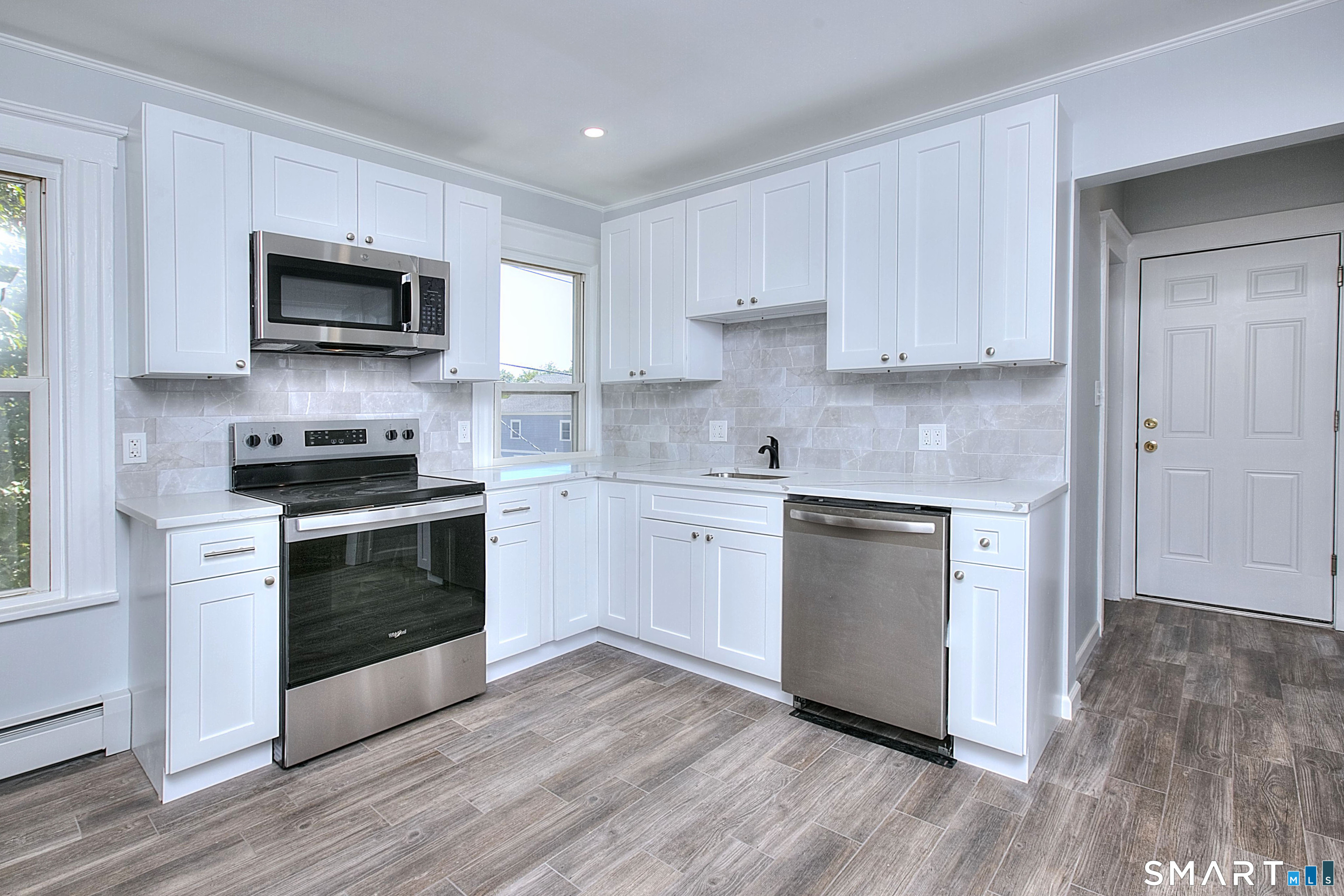 2029 Kings 2nd Floor Highway Property Photo 8