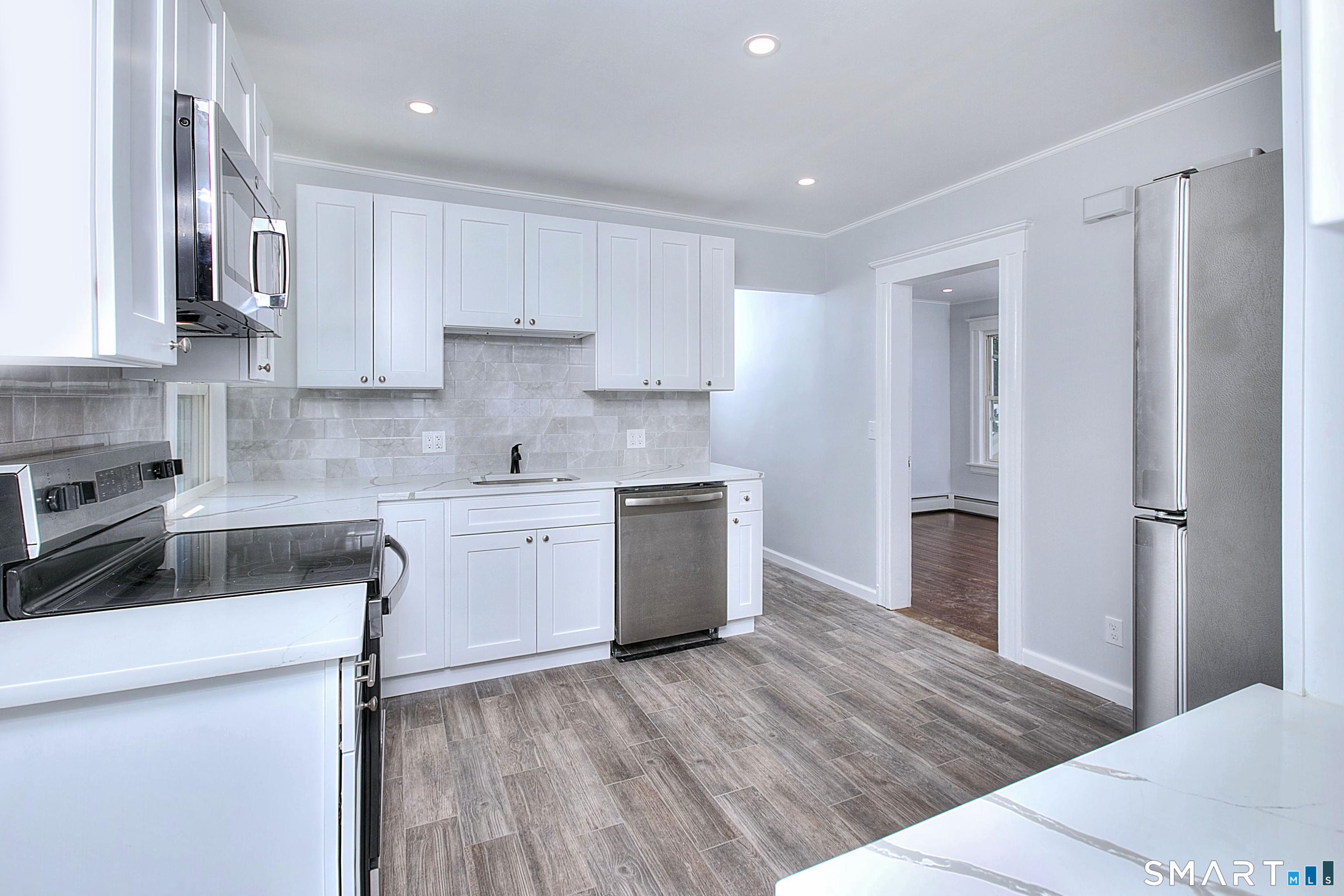 2029 Kings 2nd Floor Highway Property Photo 9