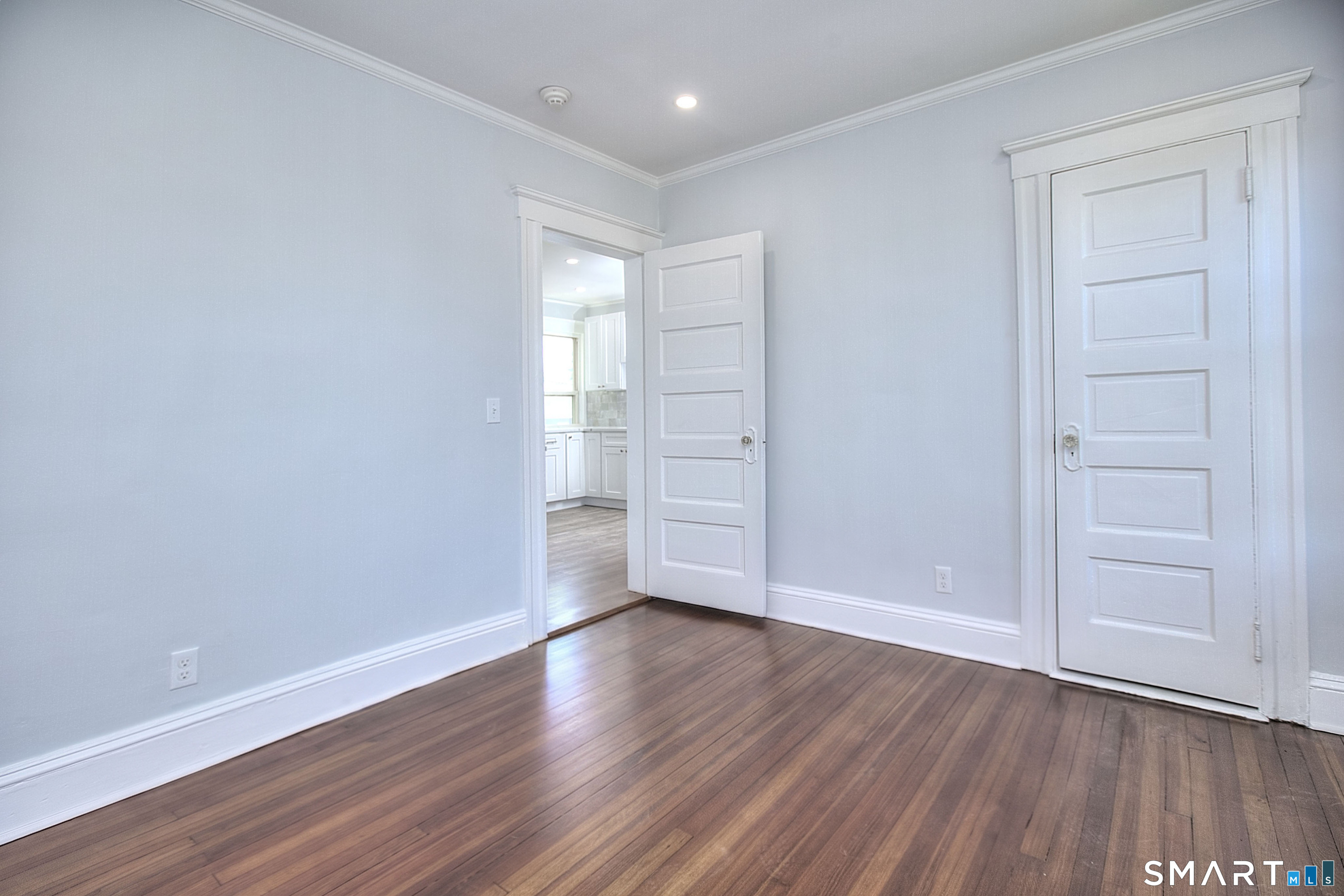 2029 Kings 2nd Floor Highway Property Photo 15