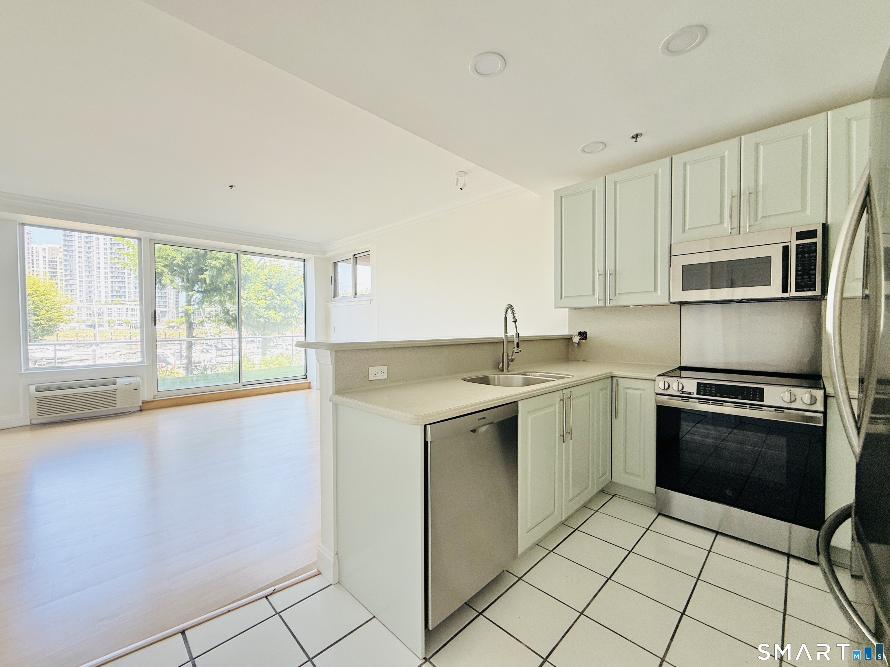 98 Southfield 105 Avenue Property Photo 1