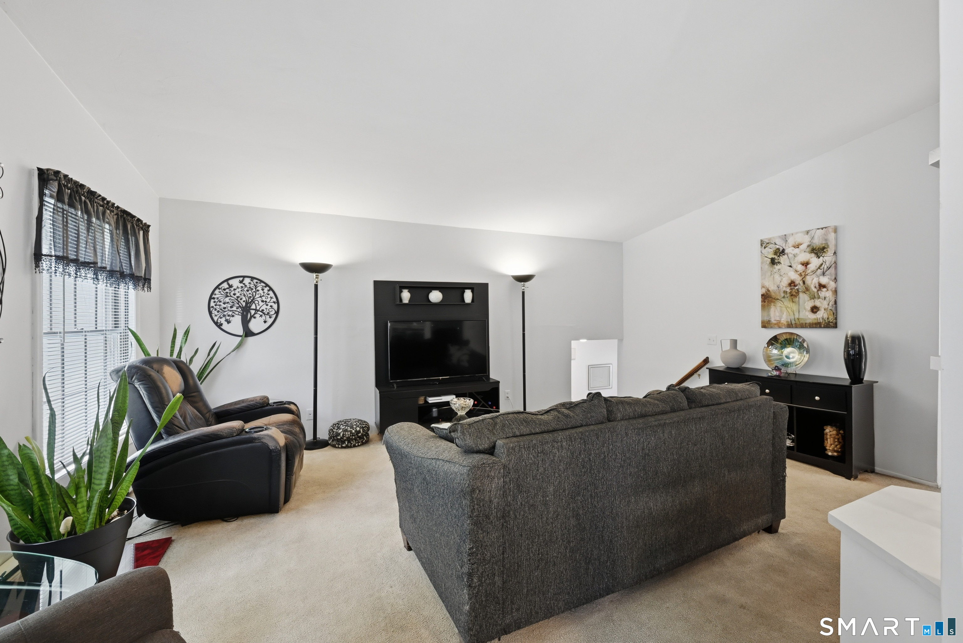 42 Linda Lane Property Photo 3