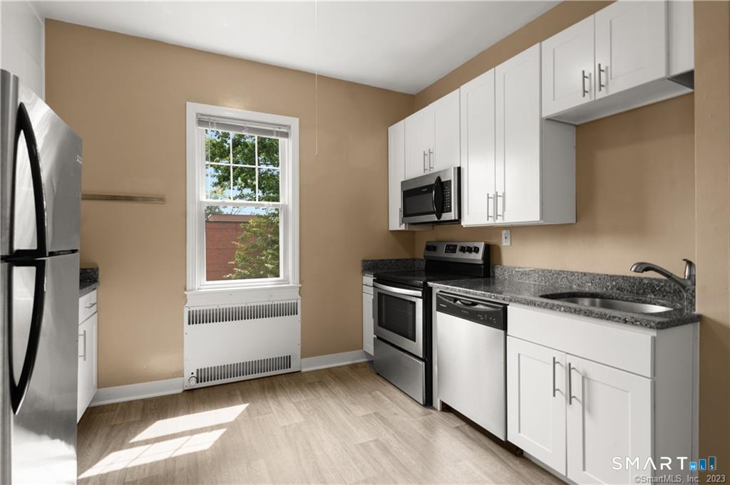 684 Farmington B6 Avenue Property Photo 11