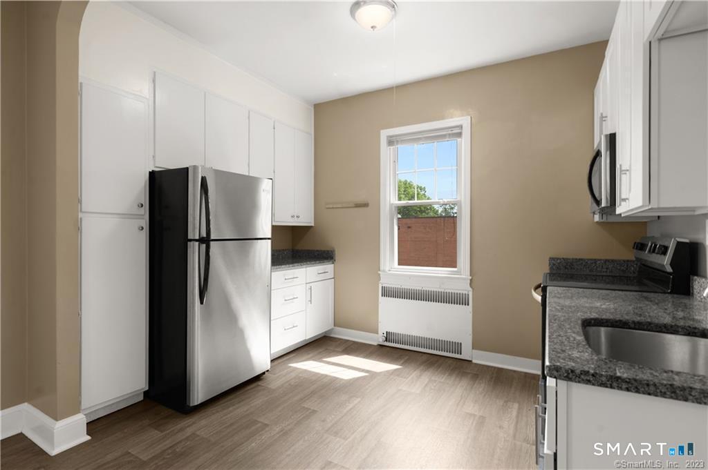 684 Farmington B6 Avenue Property Photo 12