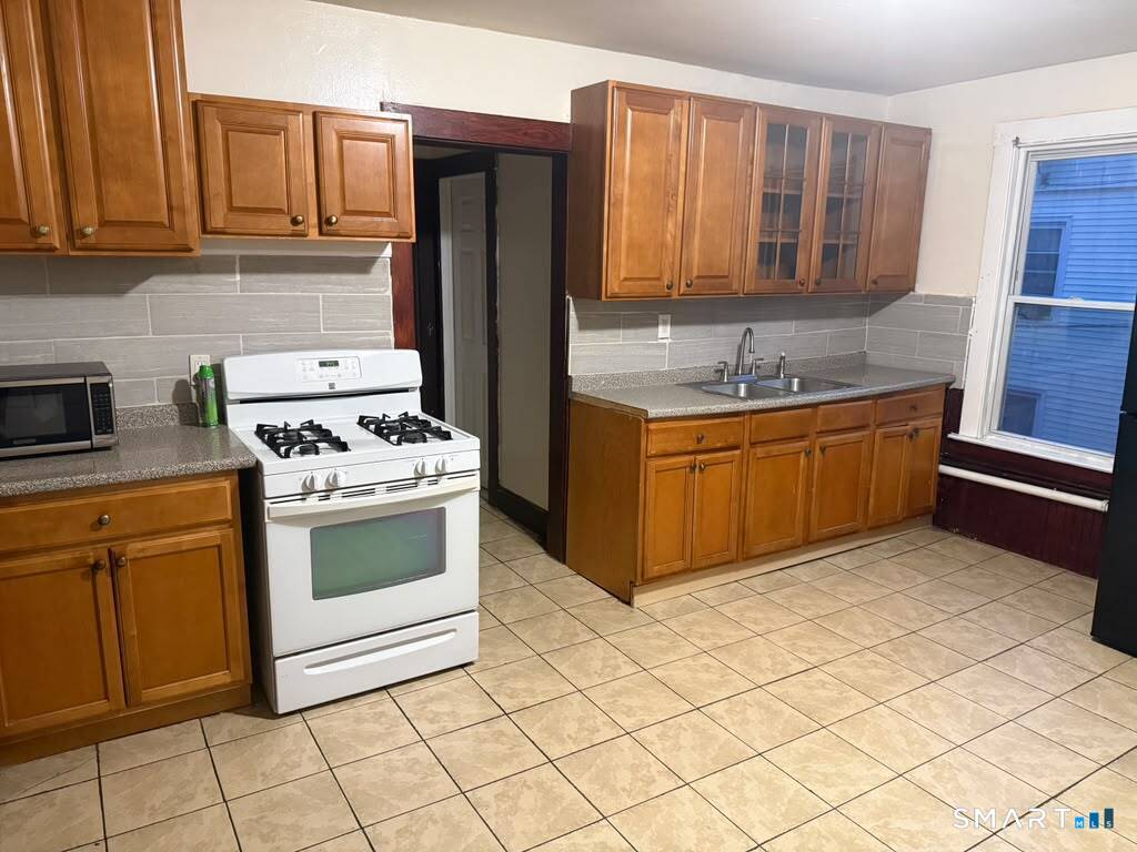 727 East Street Property Photo 3