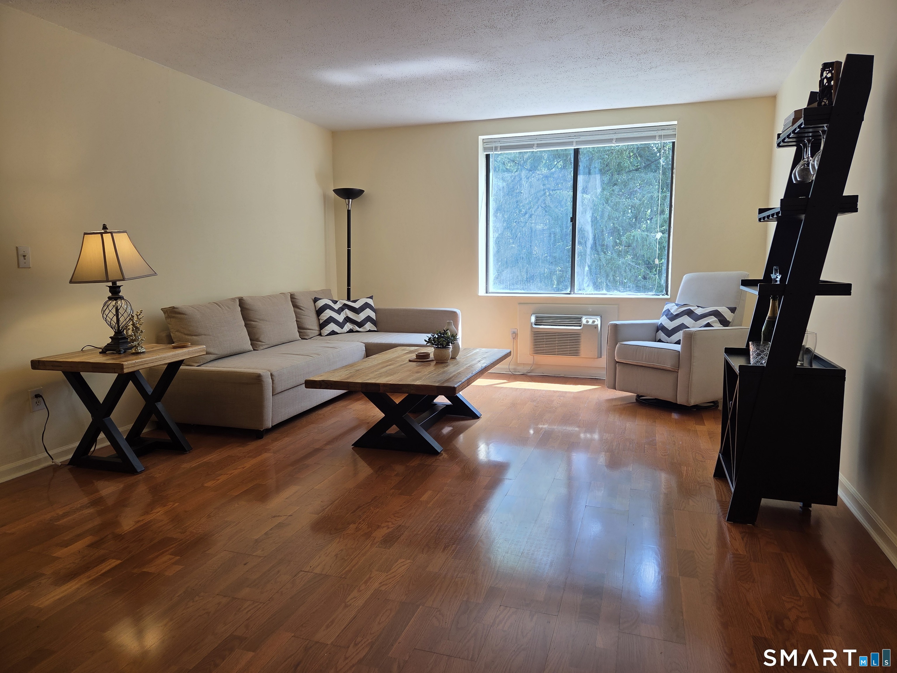 1525 Putnam East 201 Avenue Property Photo 2