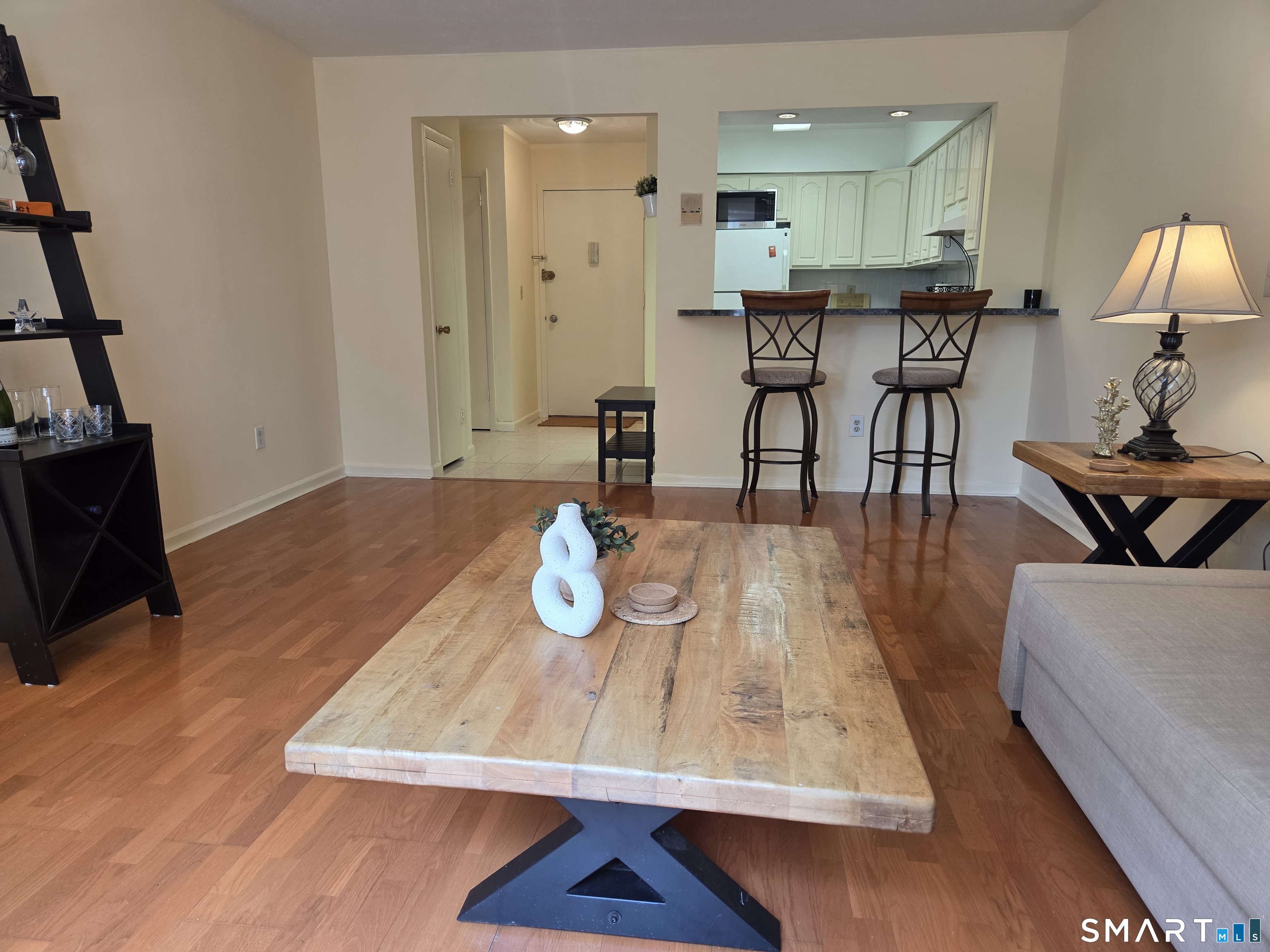 1525 Putnam East 201 Avenue Property Photo 3