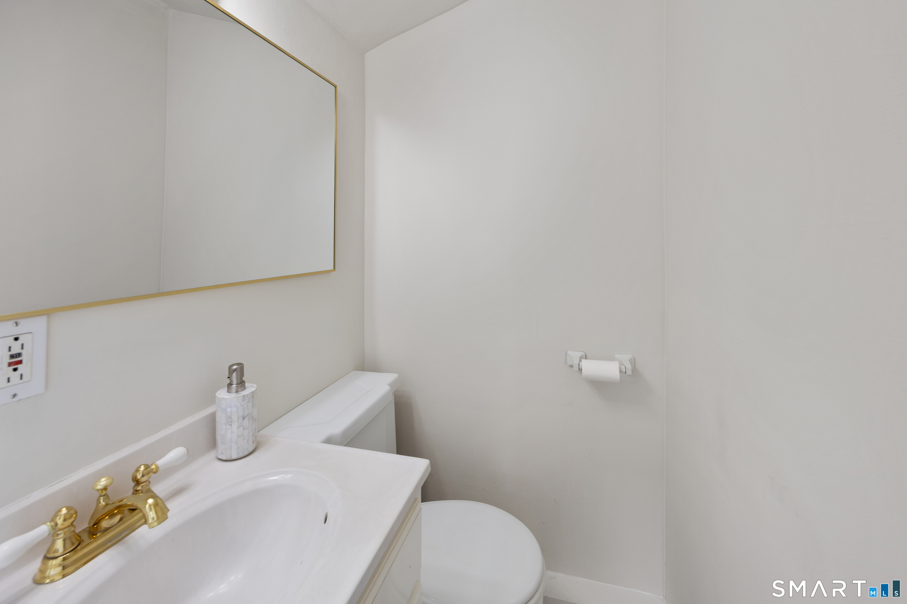96 Hawthorne Avenue Property Photo 14