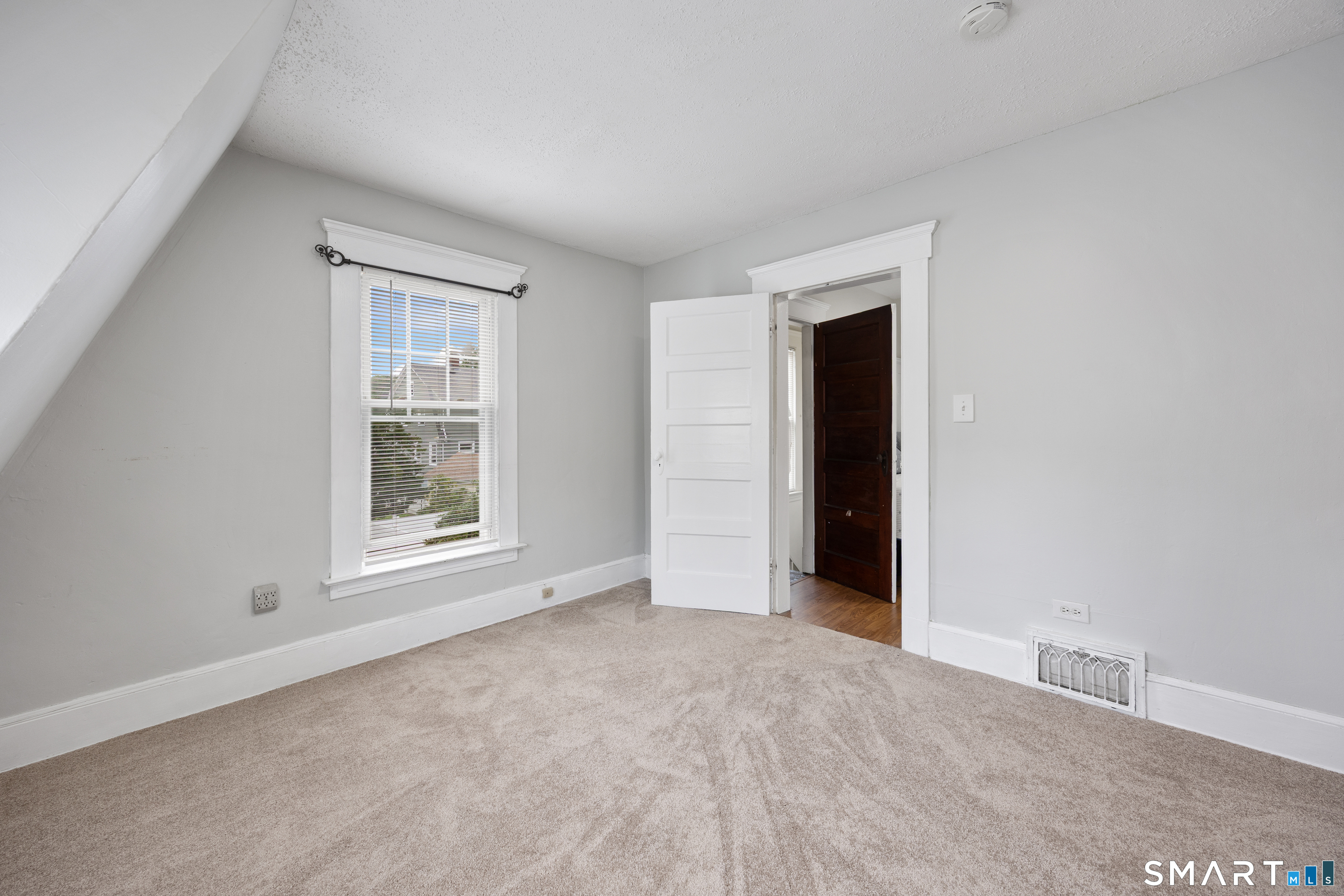 96 Hawthorne Avenue Property Photo 28