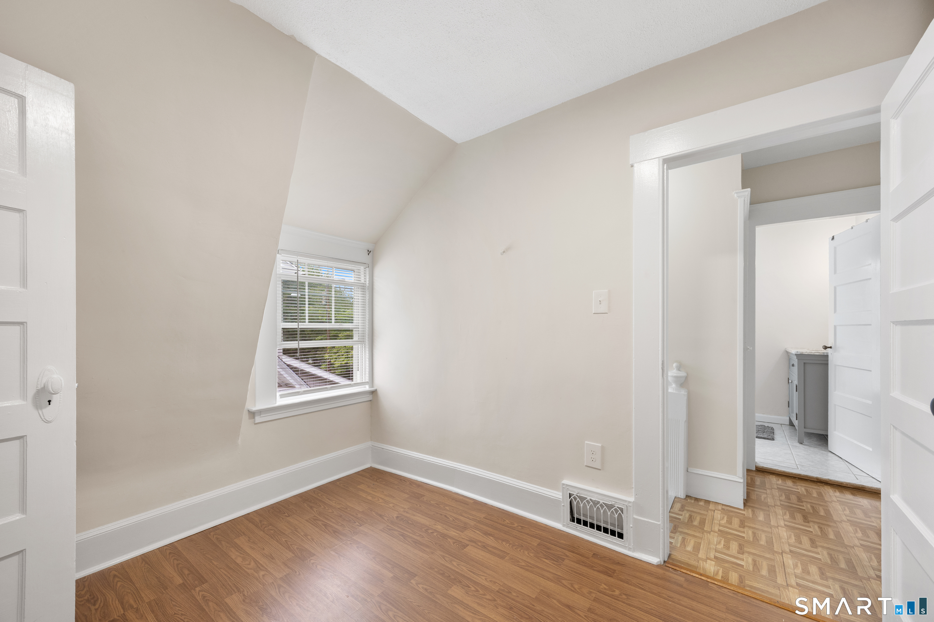 96 Hawthorne Avenue Property Photo 32