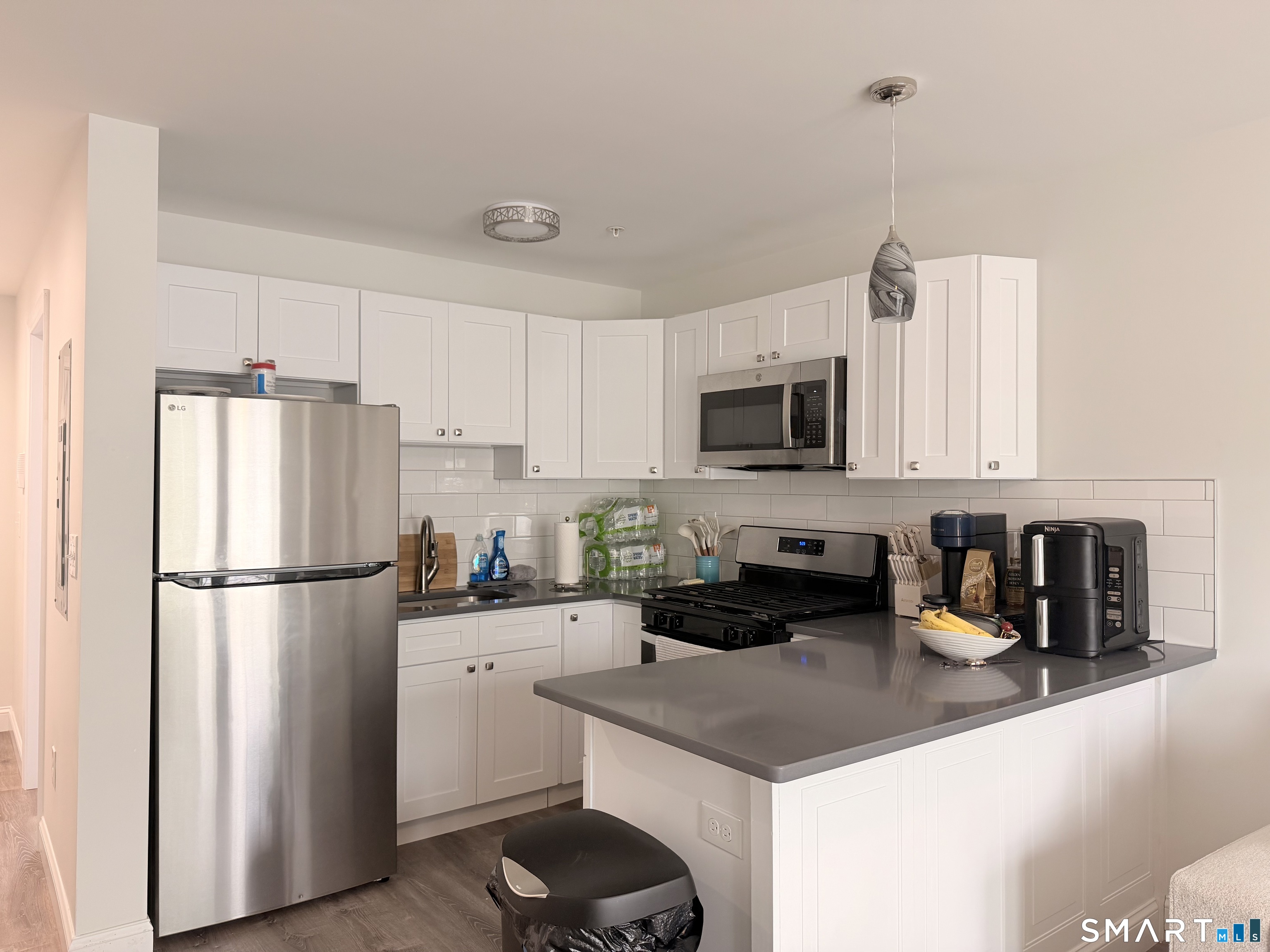 1085-4 Whalley 4 Avenue Property Photo 6