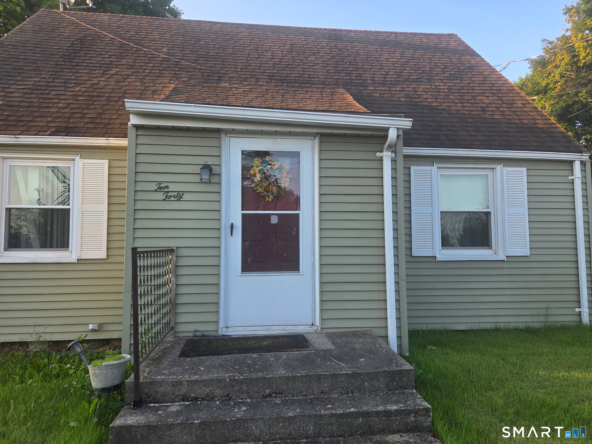 1040 Farmington Avenue Property Photo 1