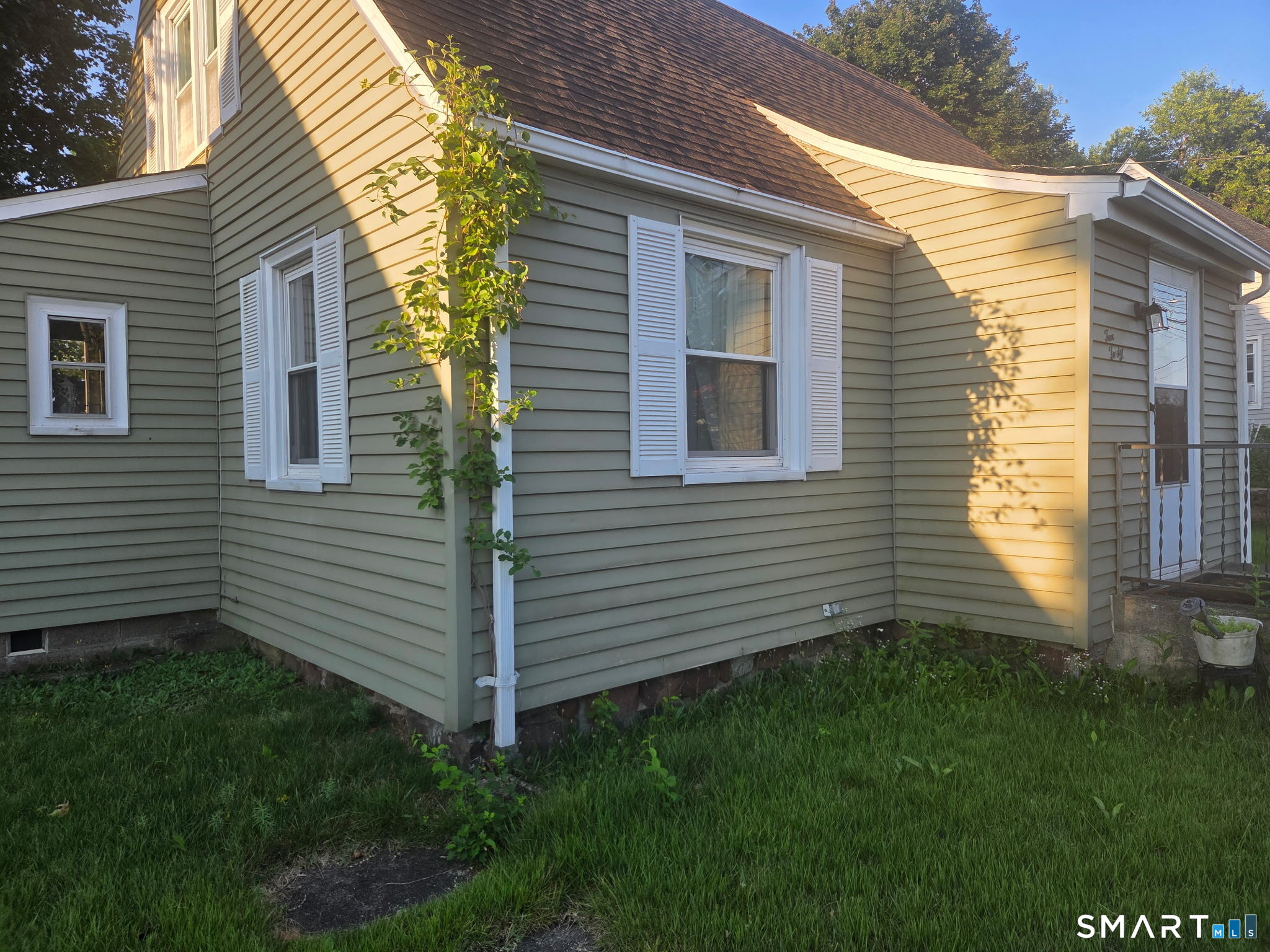 1040 Farmington Avenue Property Photo 2