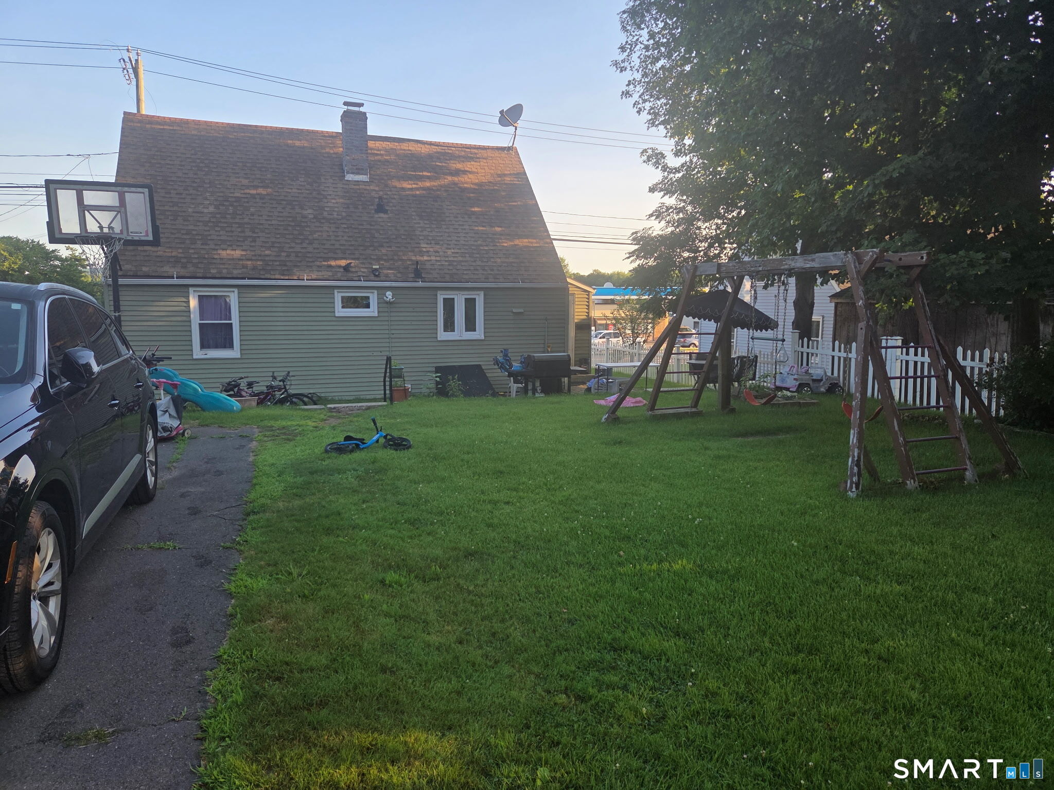1040 Farmington Avenue Property Photo 3