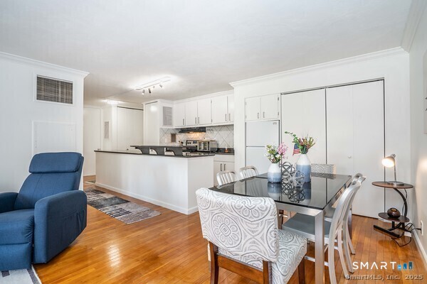 1 Gold 3d Street Property Photo 6