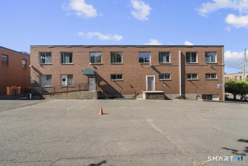 621 Farmington Avenue Property Photo 1