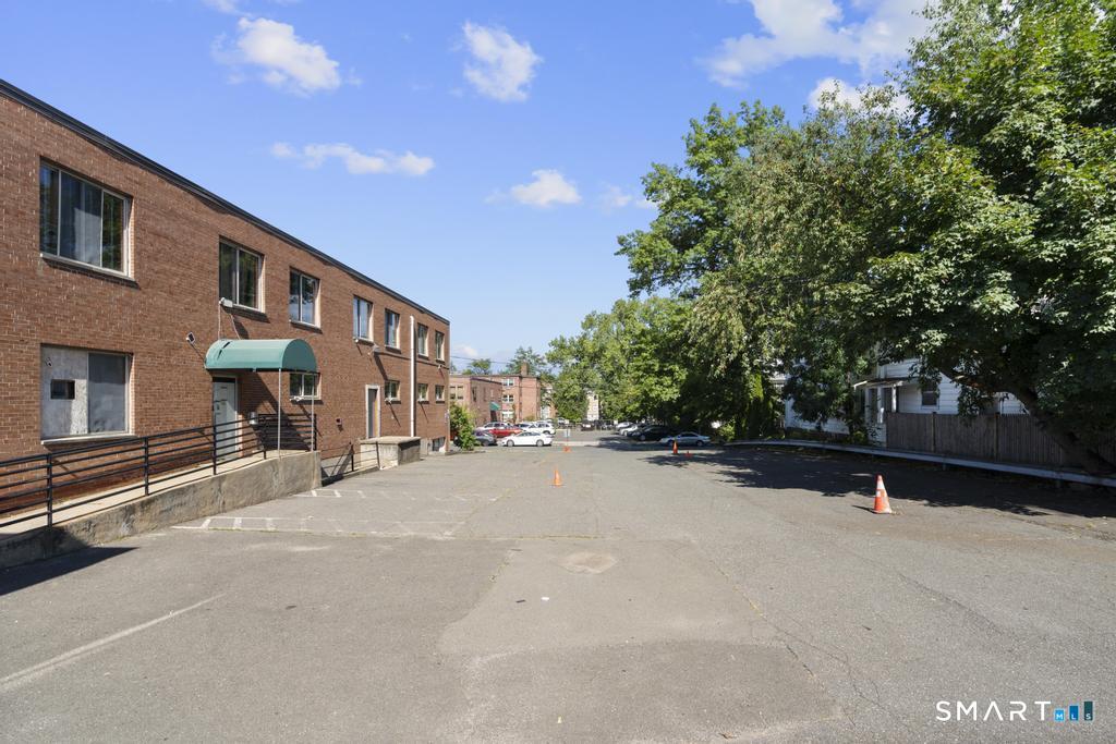 621 Farmington Avenue Property Photo 19