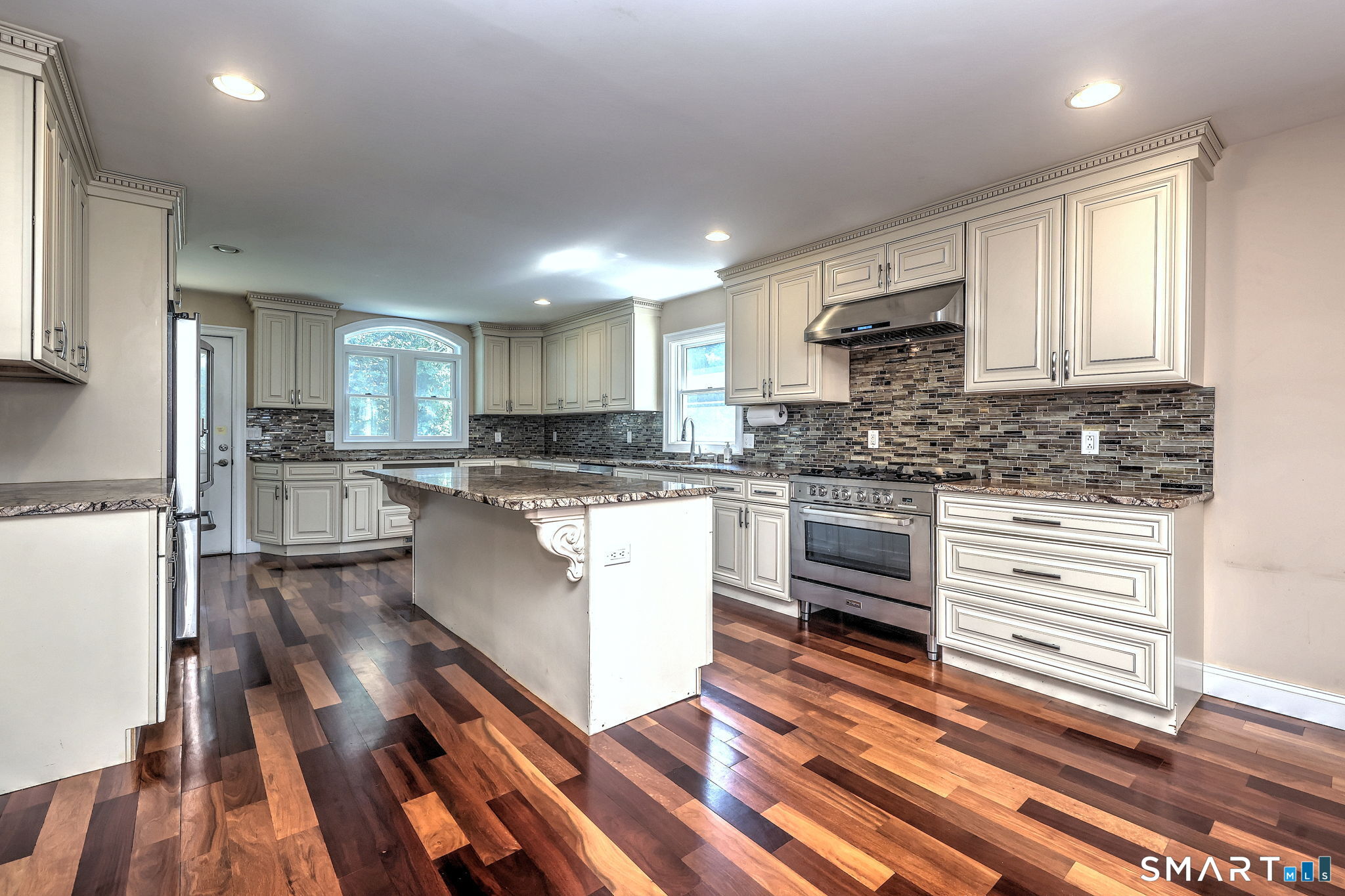 647 New Haven Avenue Property Photo 7