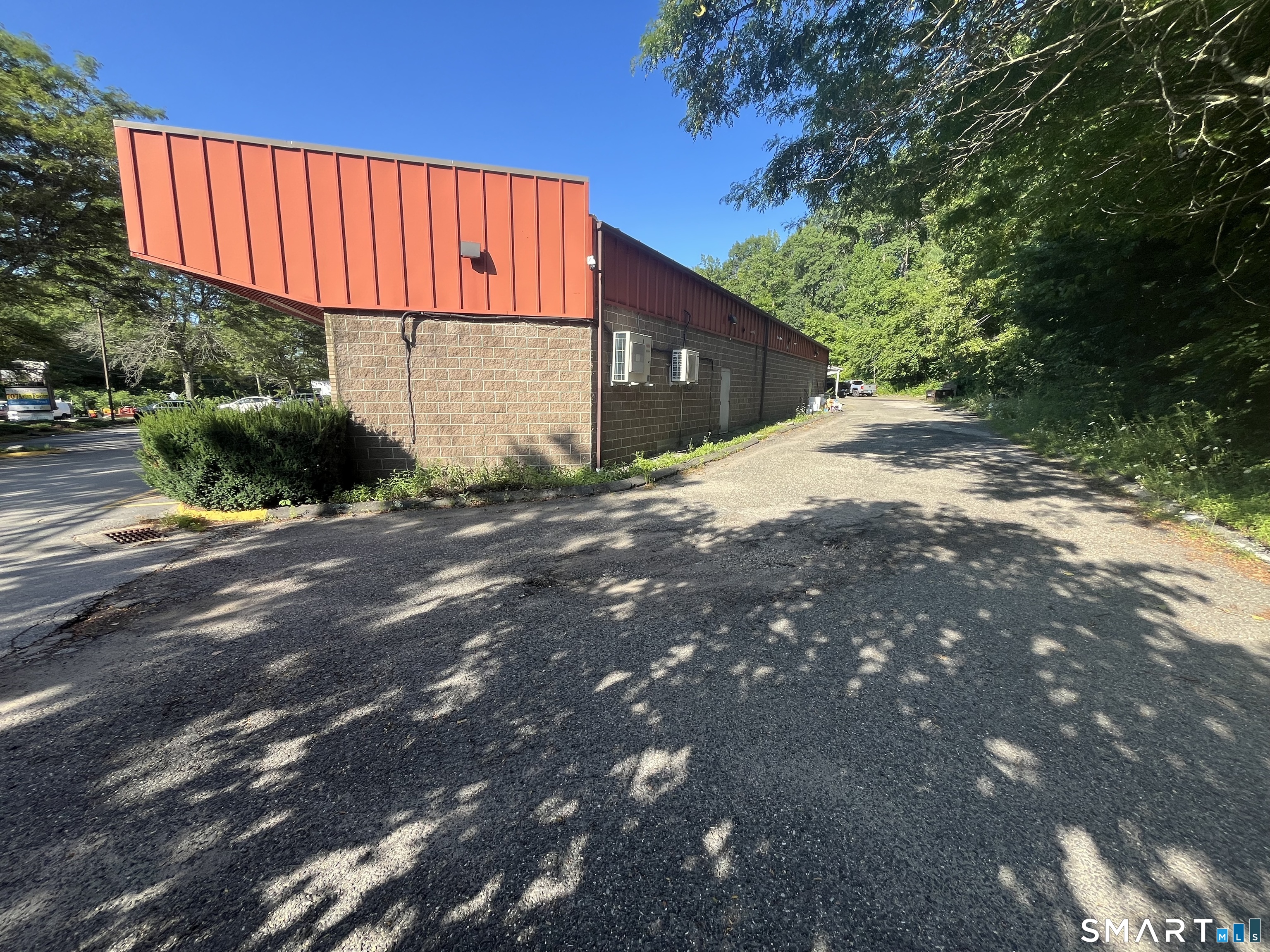 709 Winsted Road Property Photo 12