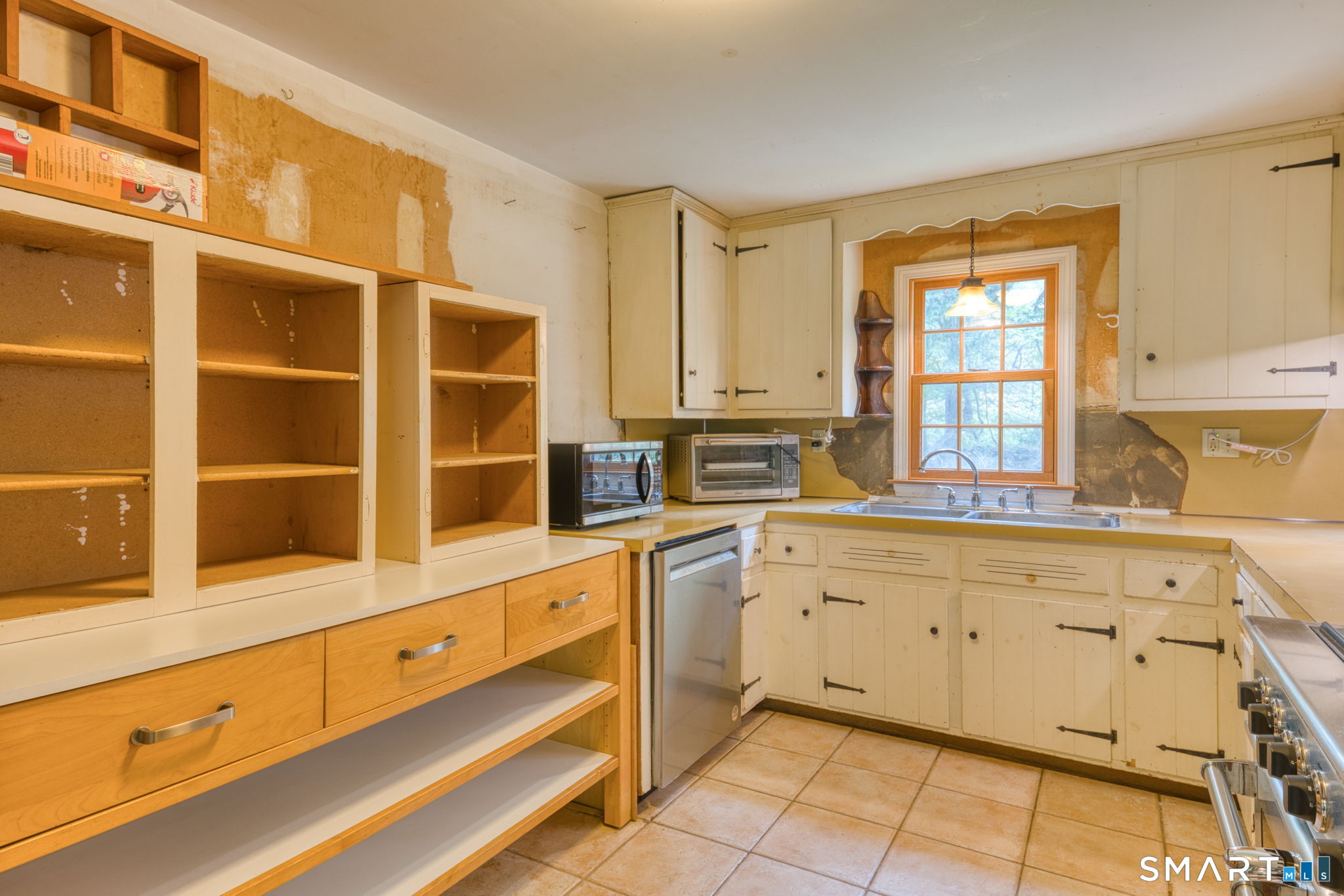 111 Ashford Center Road Property Photo 17