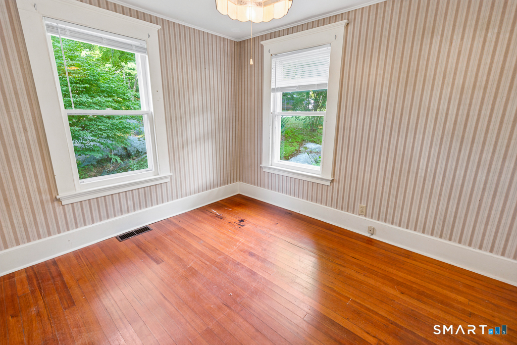 49 Essex Street Property Photo 6