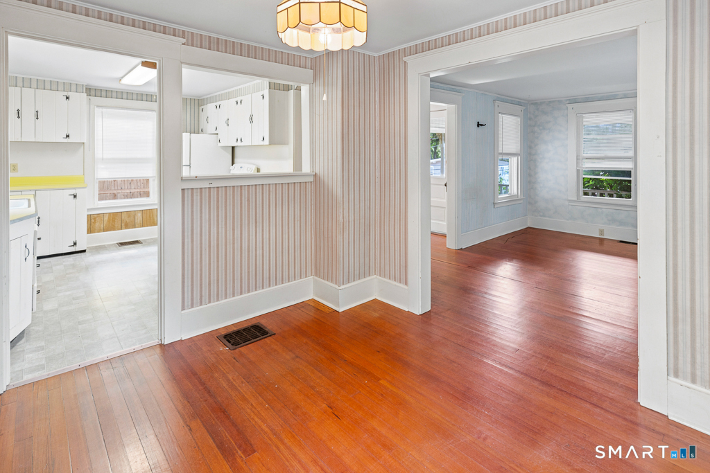 49 Essex Street Property Photo 8